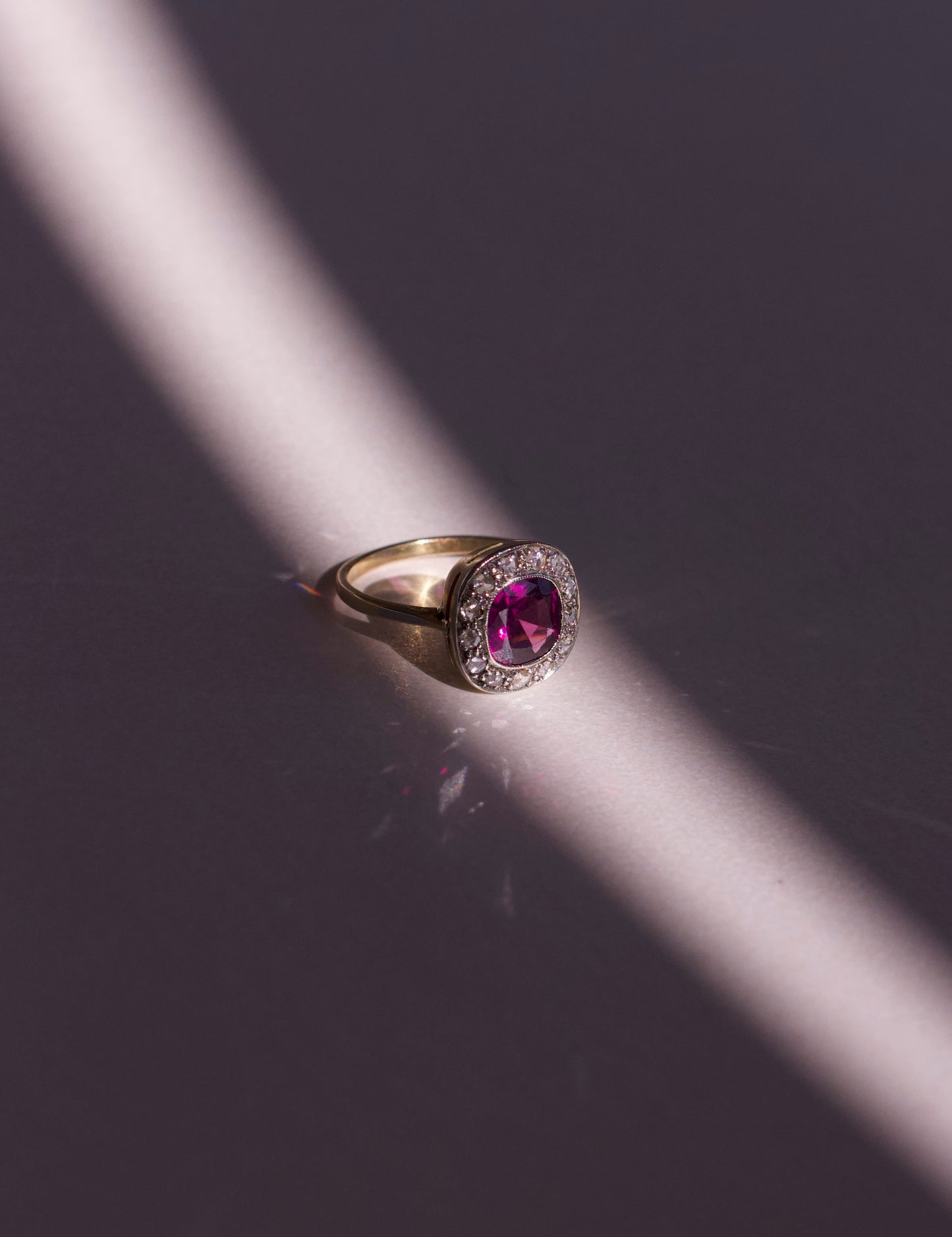 Exceptional ±2 Carats Pink Garnet Pompadour Ring in 18 Carats Gold