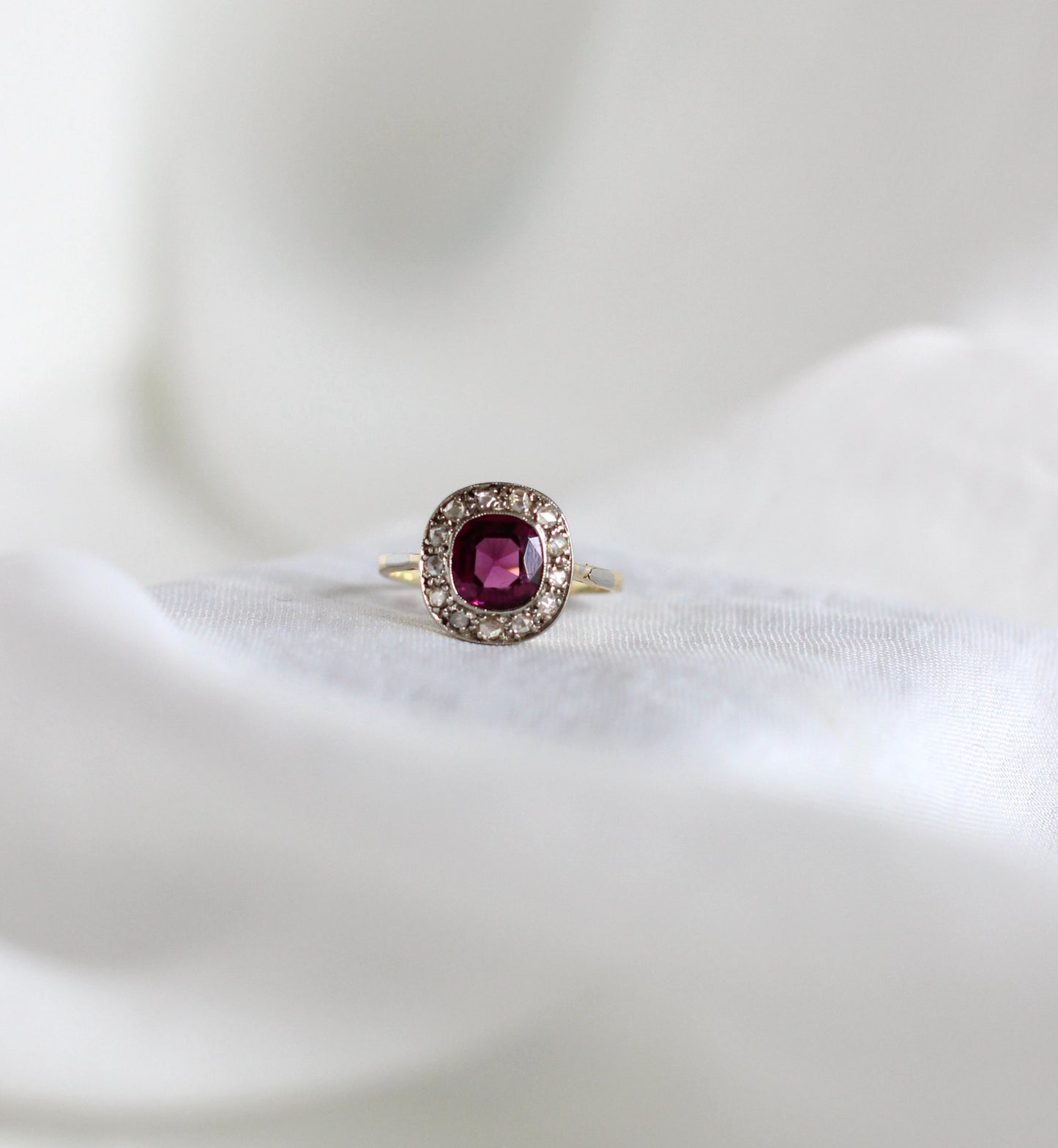 Exceptional ±2 Carats Pink Garnet Pompadour Ring in 18 Carats Gold