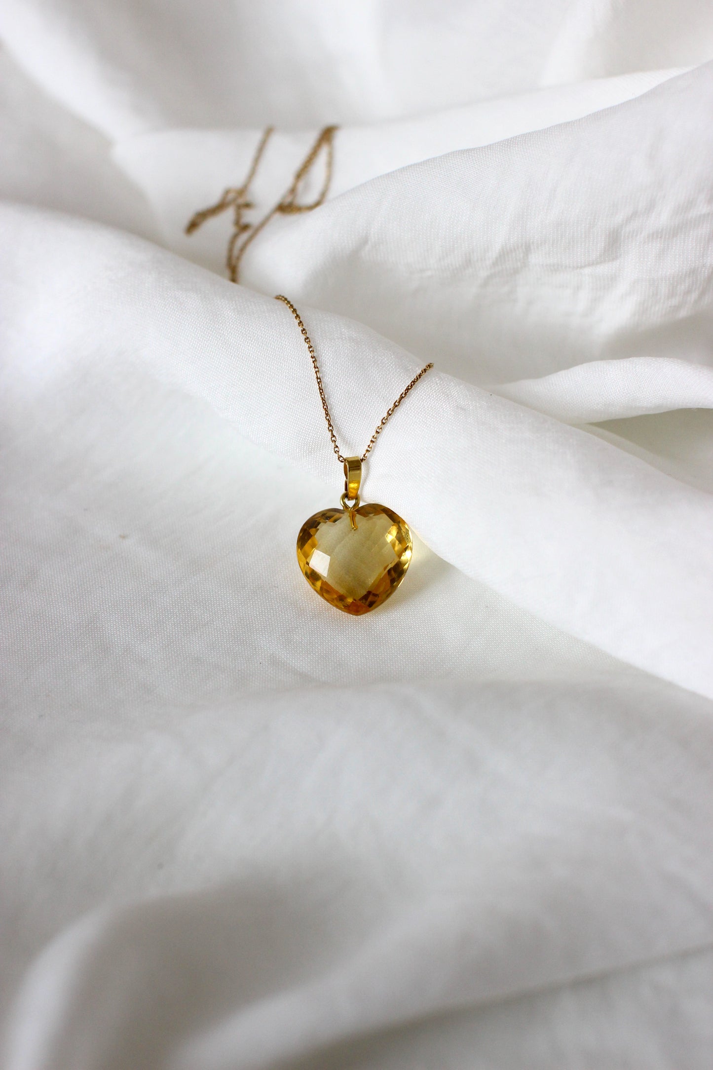18K Gold Pendant with Cushion-Cut Heart-Shaped Citrine