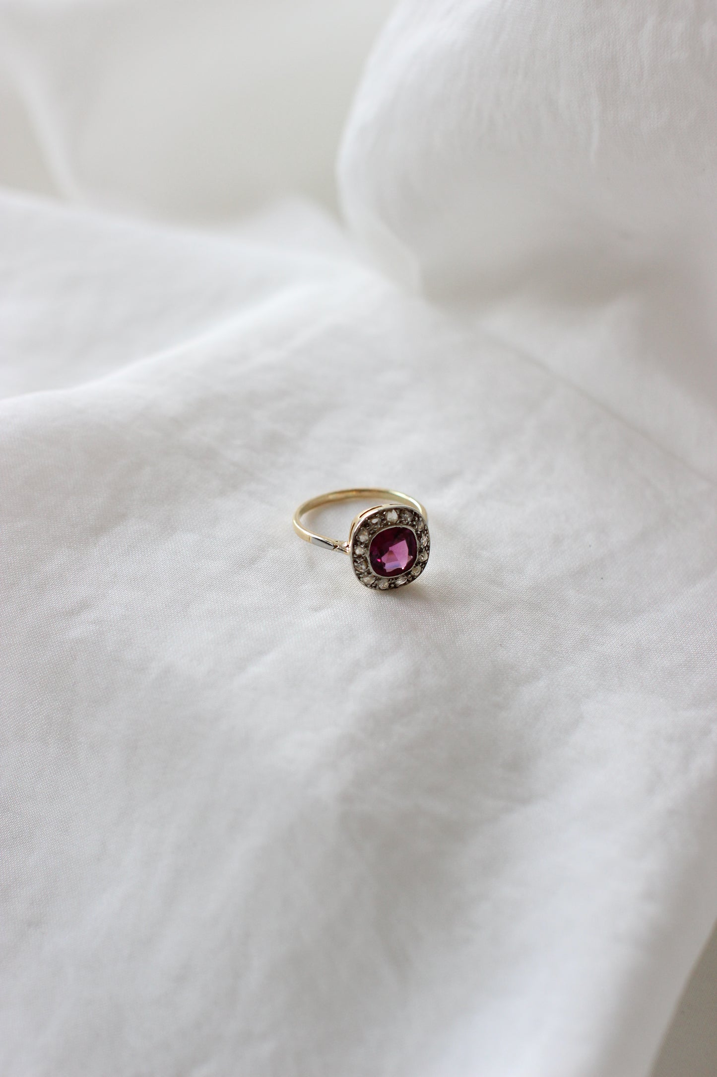 Exceptional ±2 Carats Pink Garnet Pompadour Ring in 18 Carats Gold
