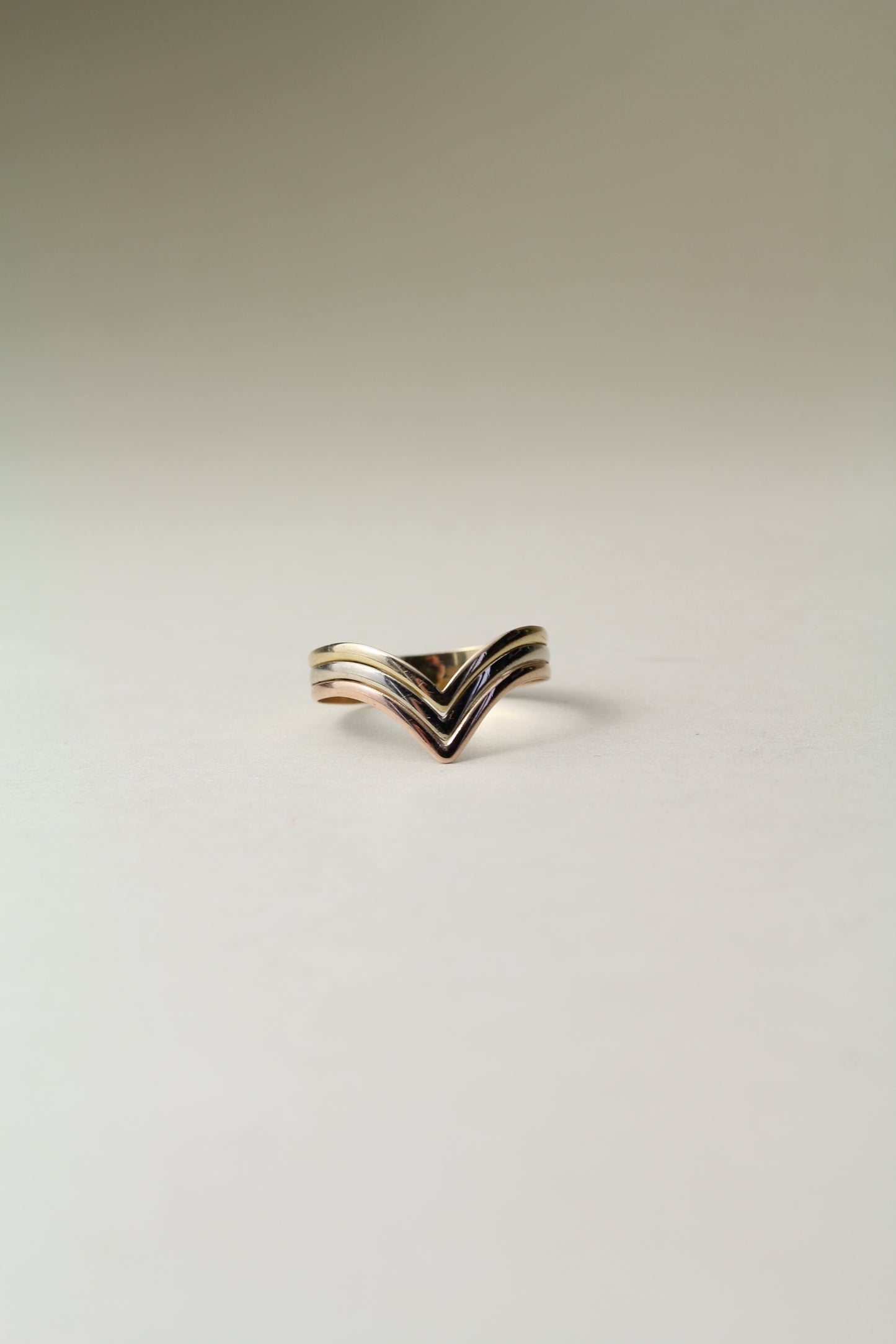 Stunning 1980's V Shape 18K tri-gold ring