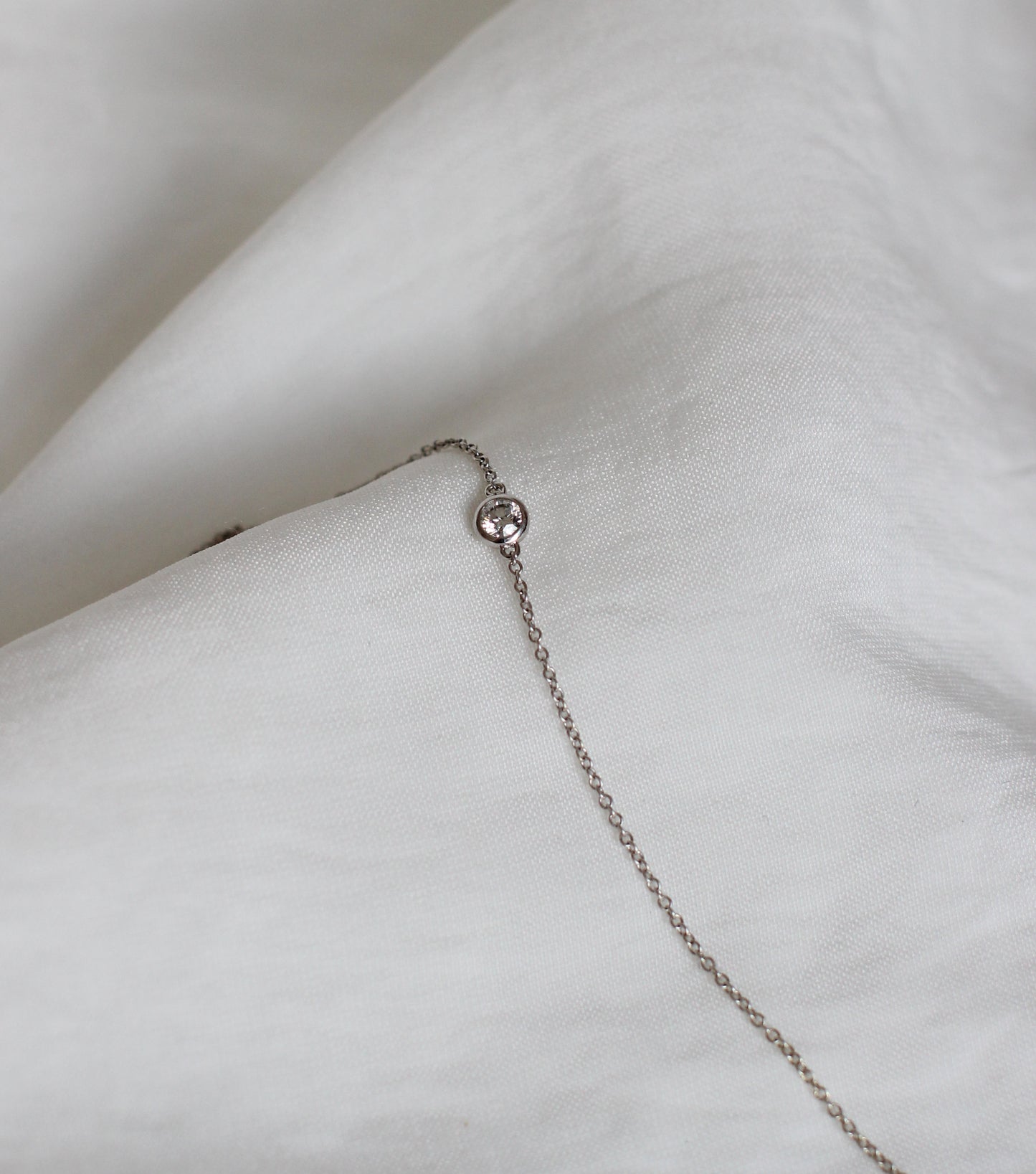 Elegant 9k White Gold Bracelet with Diamond