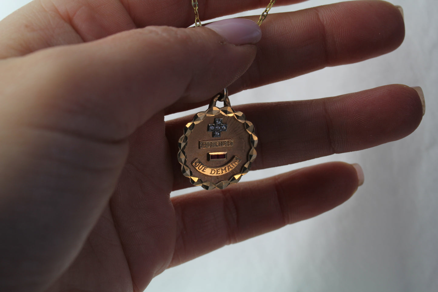 Extra Diamonds Augis 18K Gold "Plus Qu'Hier Moins Que Demain"