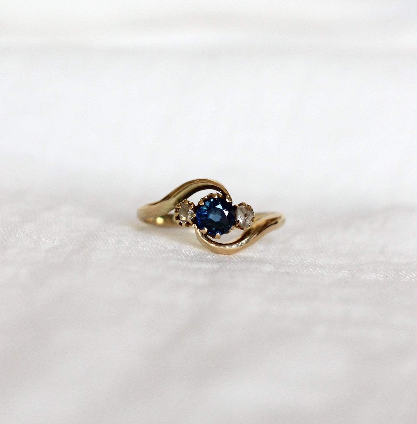 Antique Natural Sapphire and Old Cut Diamonds 18k Gold Ring