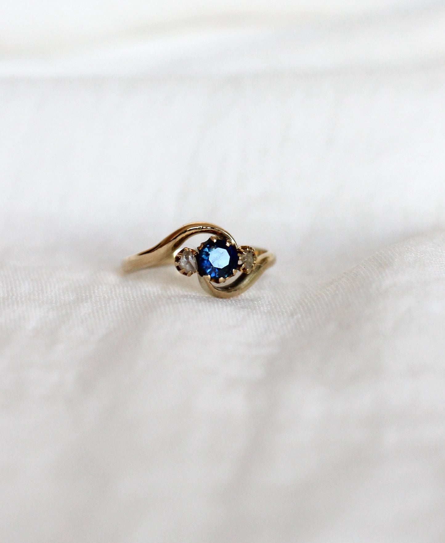Antique Natural Sapphire and Old Cut Diamonds 18k Gold Ring