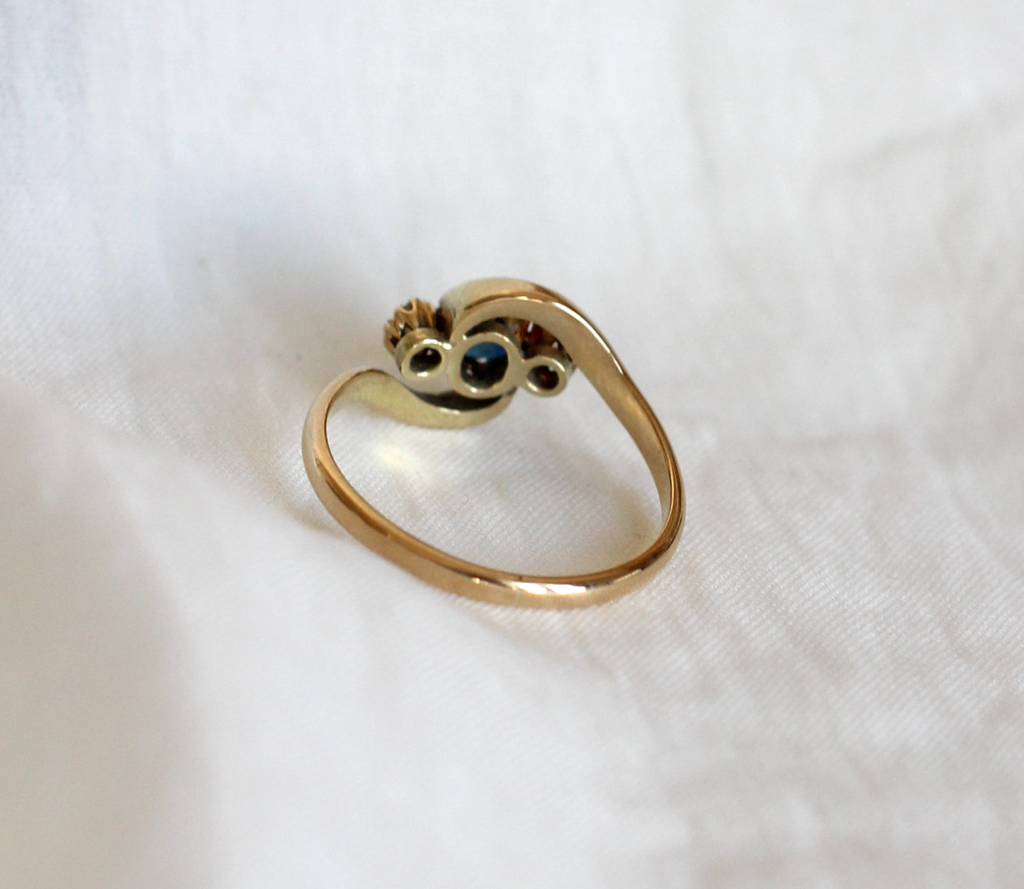 Antique Natural Sapphire and Old Cut Diamonds 18k Gold Ring