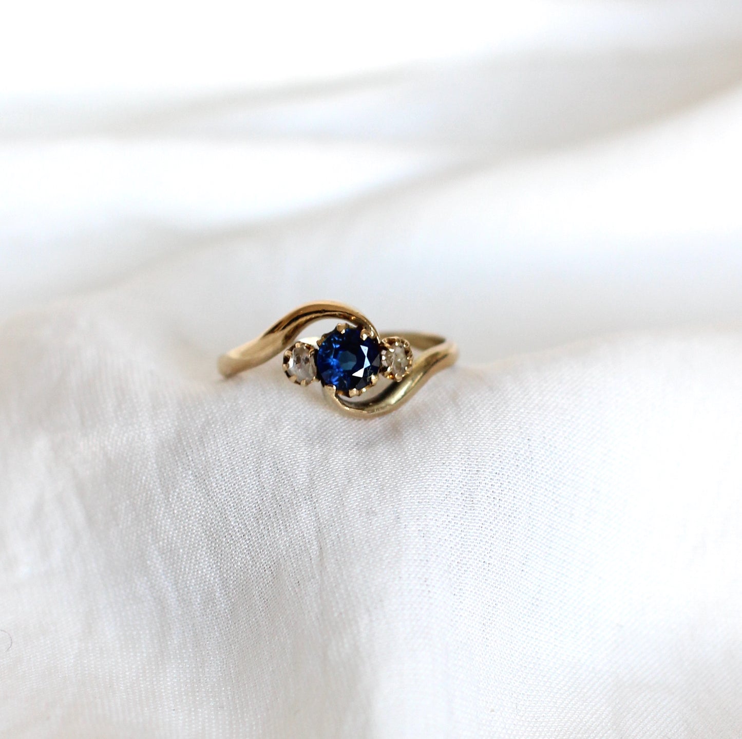 Antique Natural Sapphire and Old Cut Diamonds 18k Gold Ring