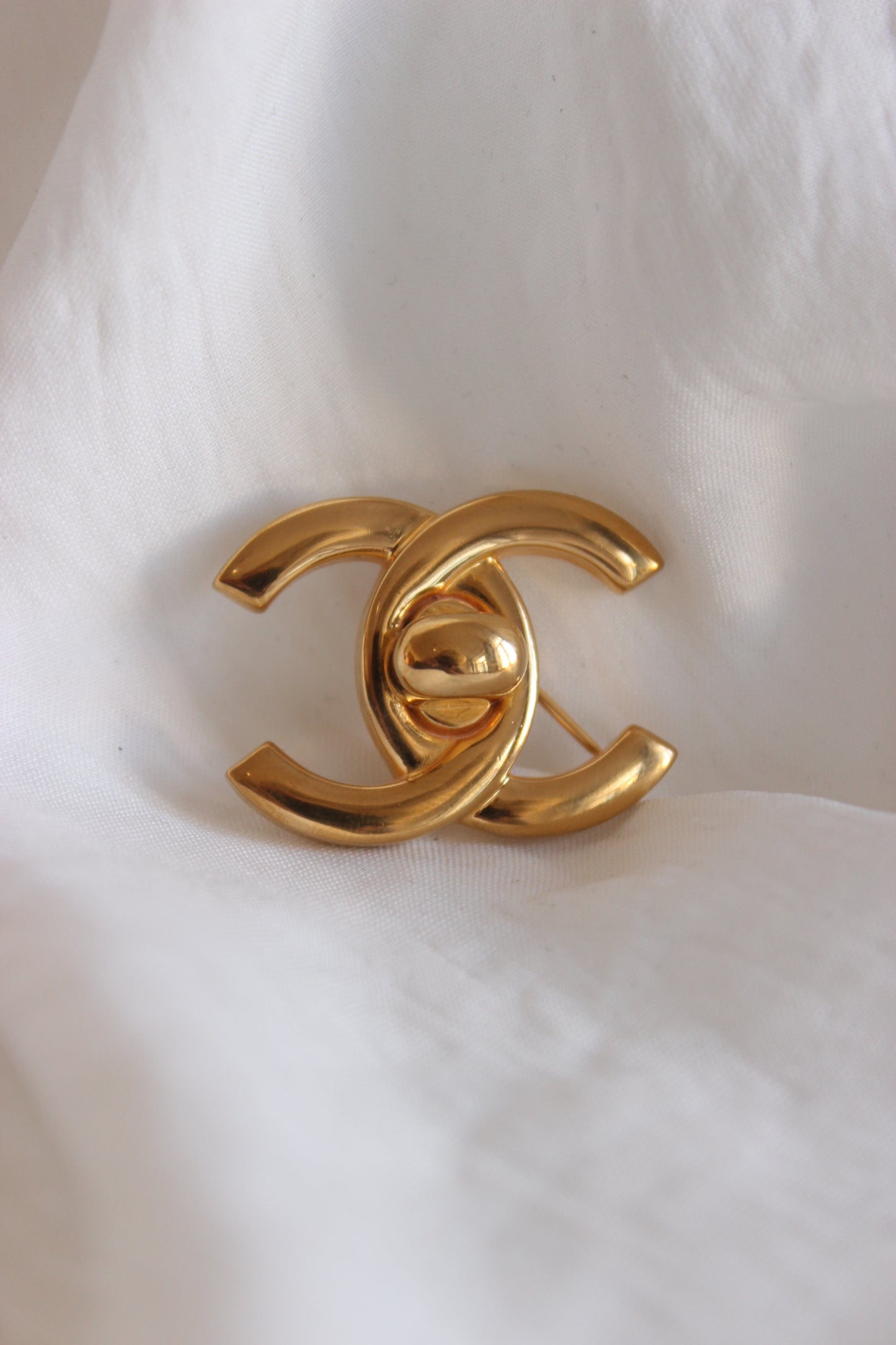 Vintage CHANEL Turnlock Brooch – Iconic 1996 Design in 24K Gold-Plated Metal