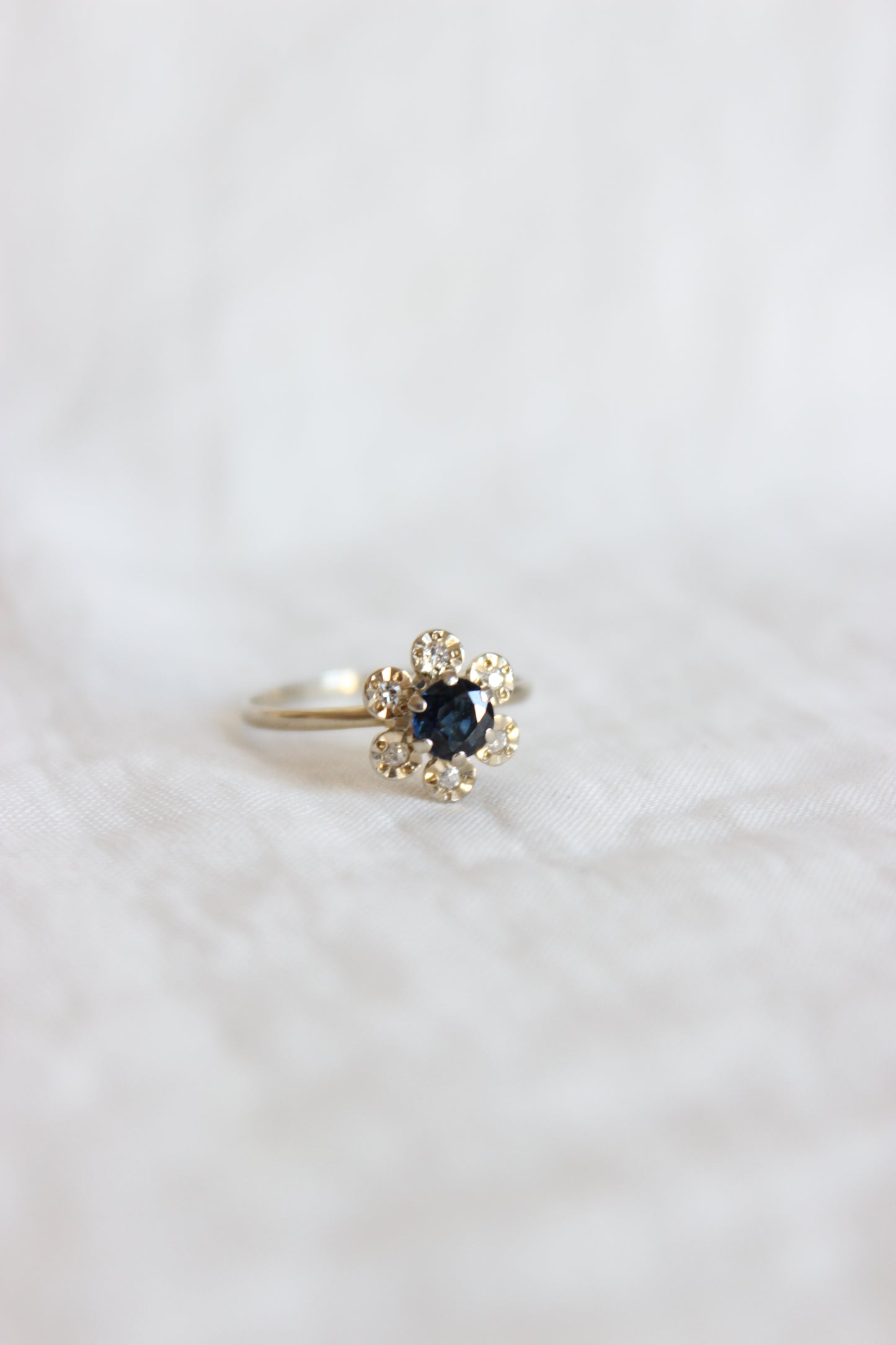 1960s 18k White Gold Daisy Ring with Sapphire & Diamonds