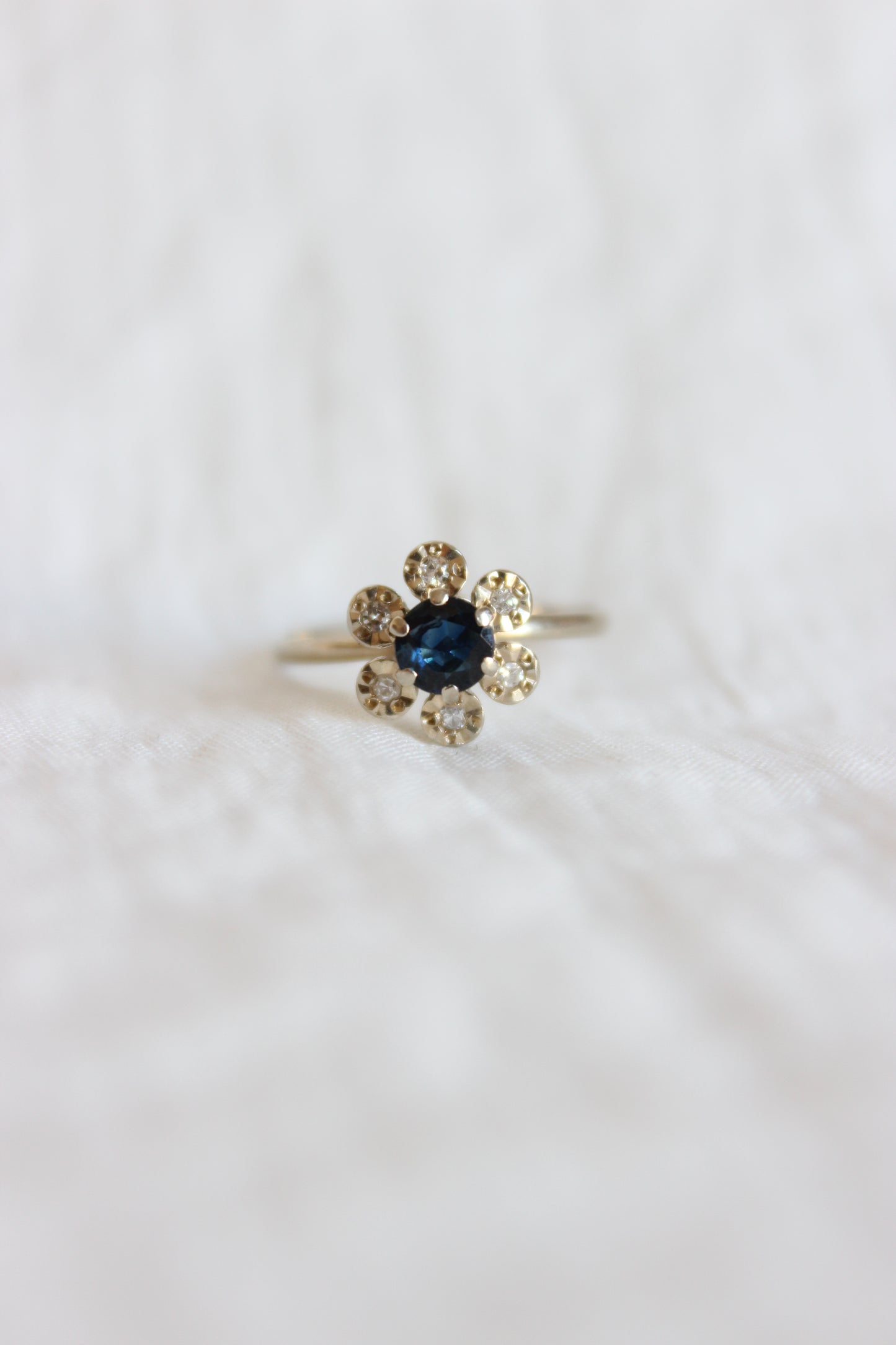 1960s 18k White Gold Daisy Ring with Sapphire & Diamonds