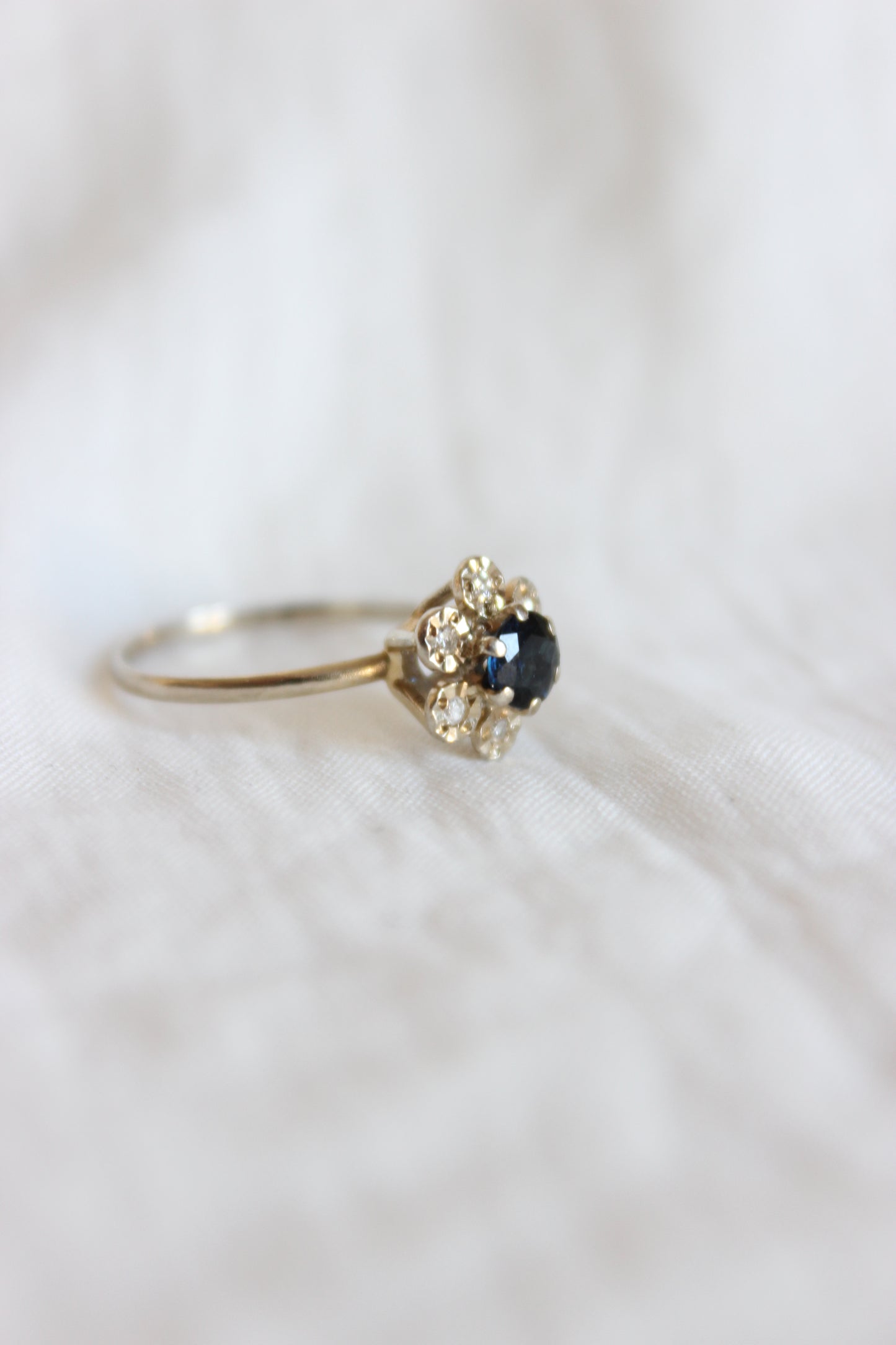 1960s 18k White Gold Daisy Ring with Sapphire & Diamonds