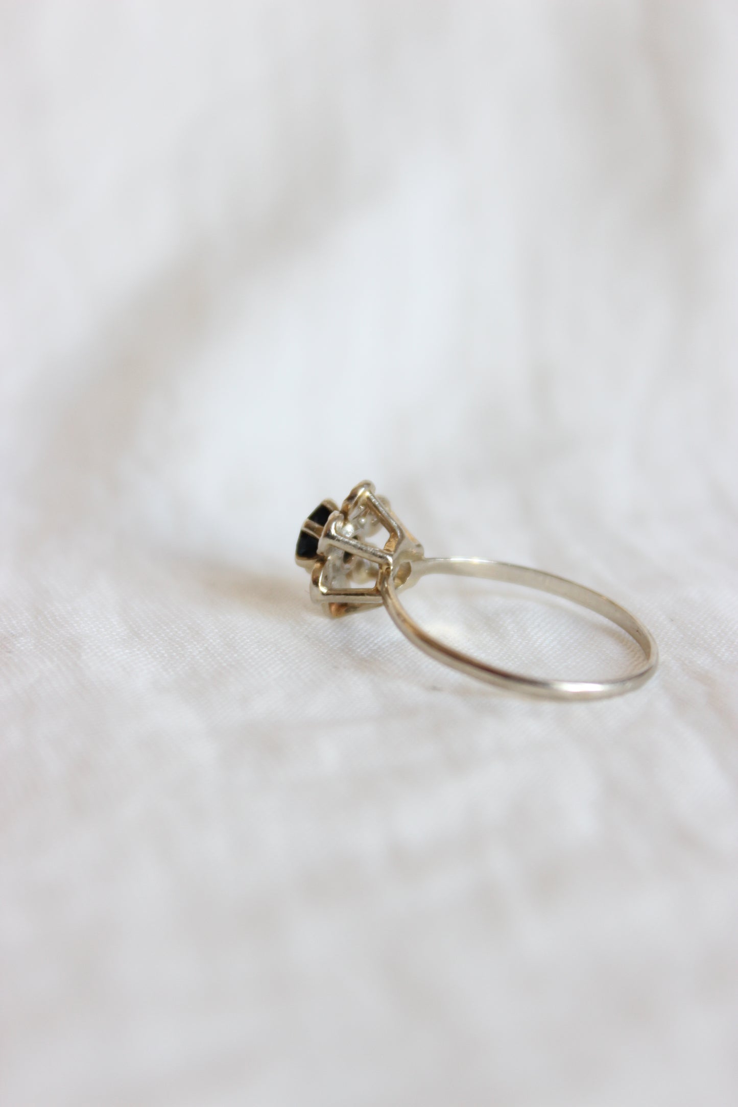 1960s 18k White Gold Daisy Ring with Sapphire & Diamonds