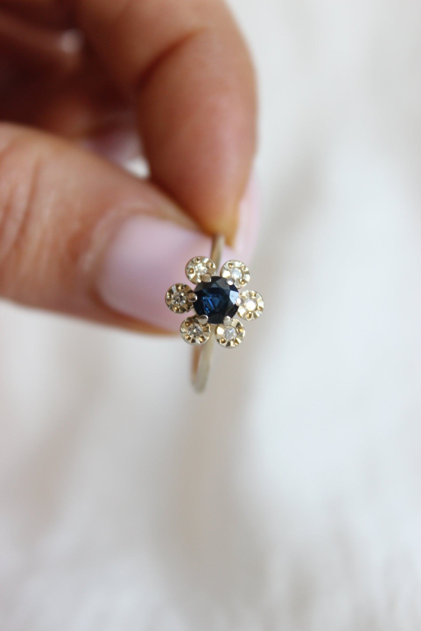 1960s 18k White Gold Daisy Ring with Sapphire & Diamonds