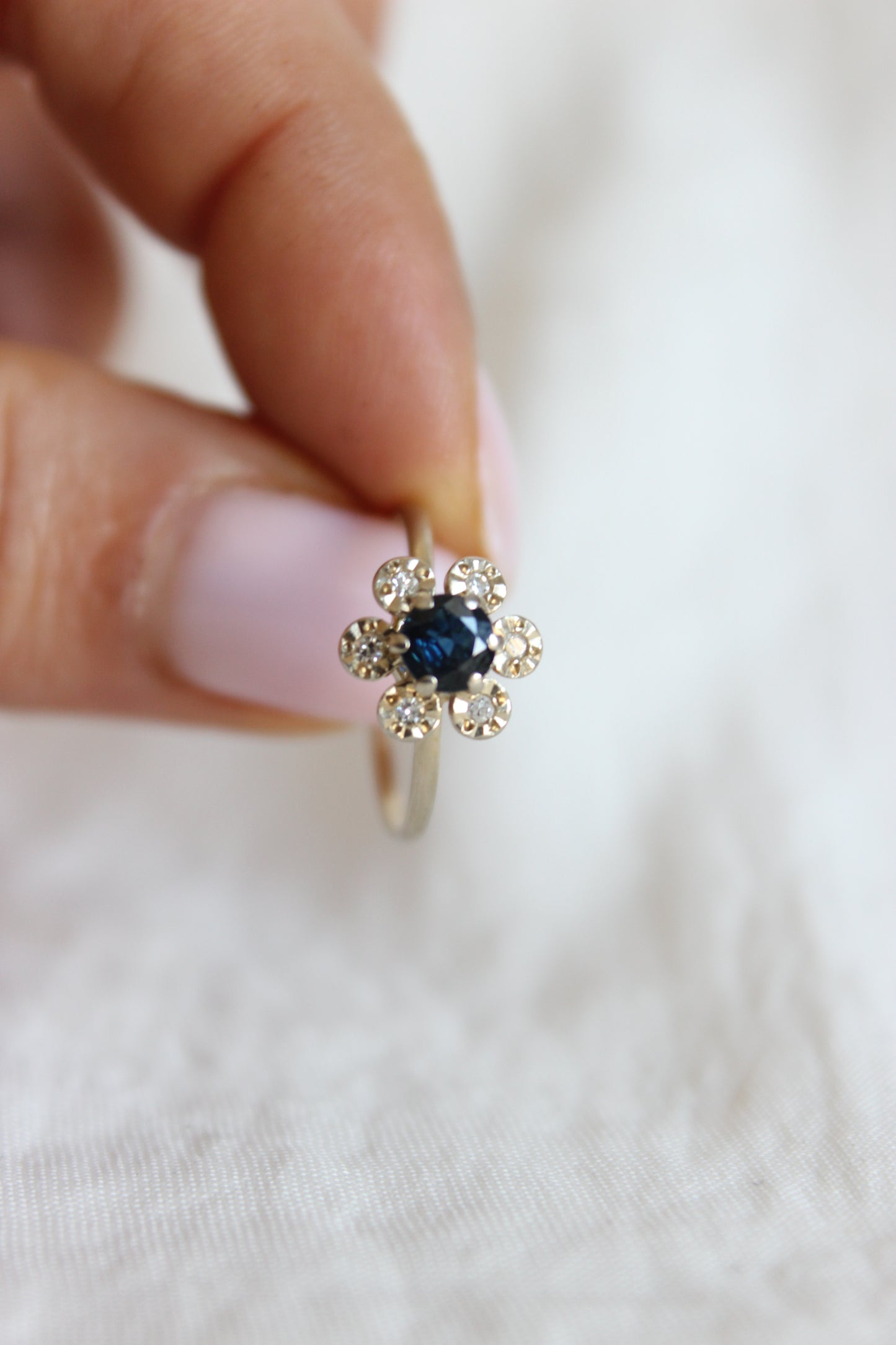 1960s 18k White Gold Daisy Ring with Sapphire & Diamonds