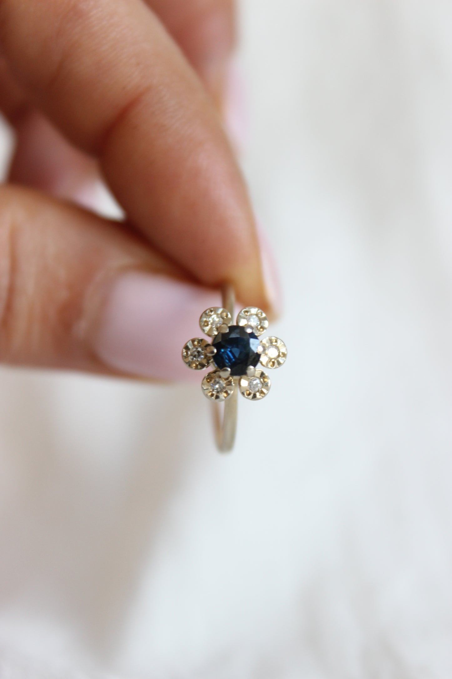 1960s 18k White Gold Daisy Ring with Sapphire & Diamonds