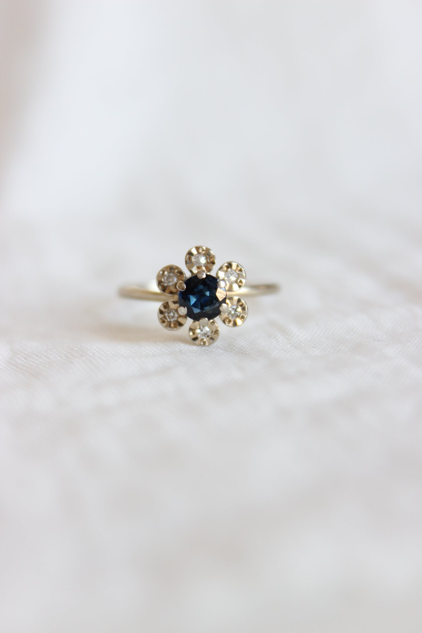 1960s 18k White Gold Daisy Ring with Sapphire & Diamonds
