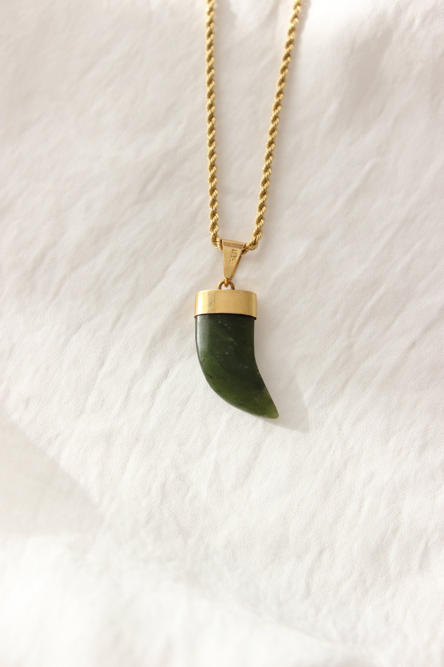 Vintage 18K Gold & Jade Horn Pendant – 1970s Statement Piece
