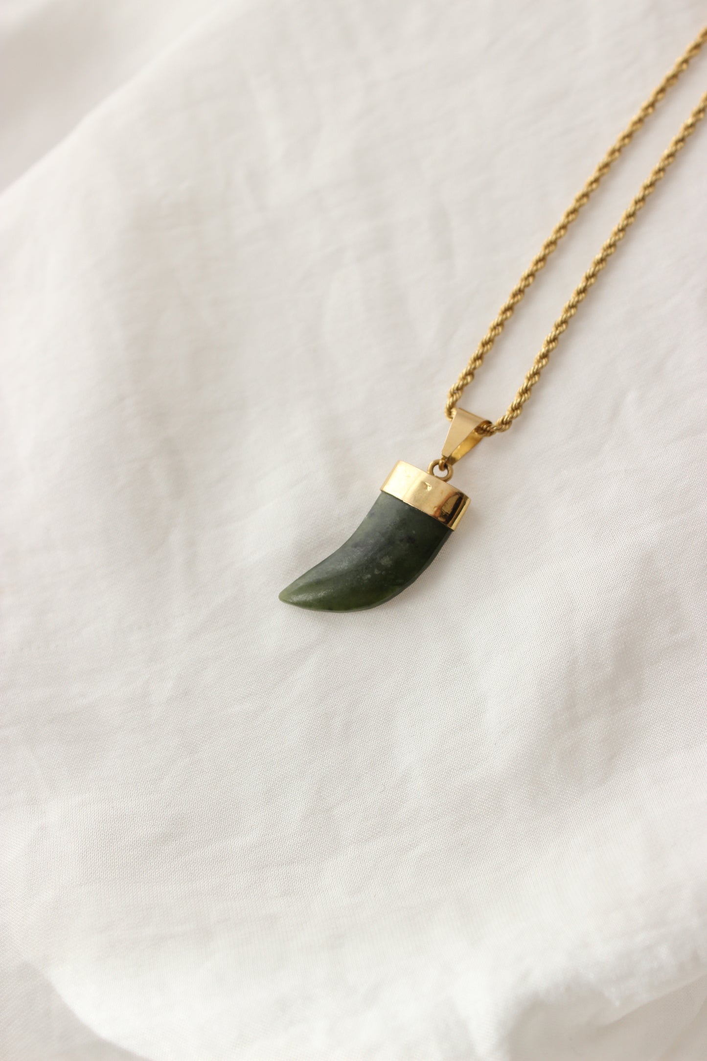 Vintage 18K Gold & Jade Horn Pendant – 1970s Statement Piece