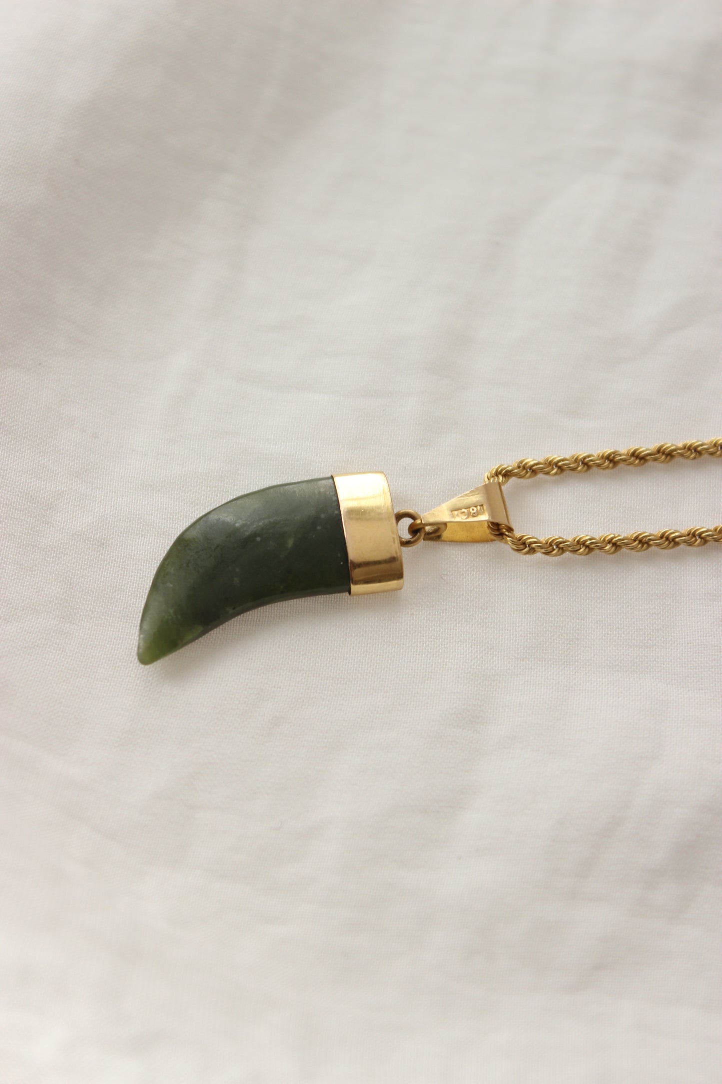 Vintage 18K Gold & Jade Horn Pendant – 1970s Statement Piece
