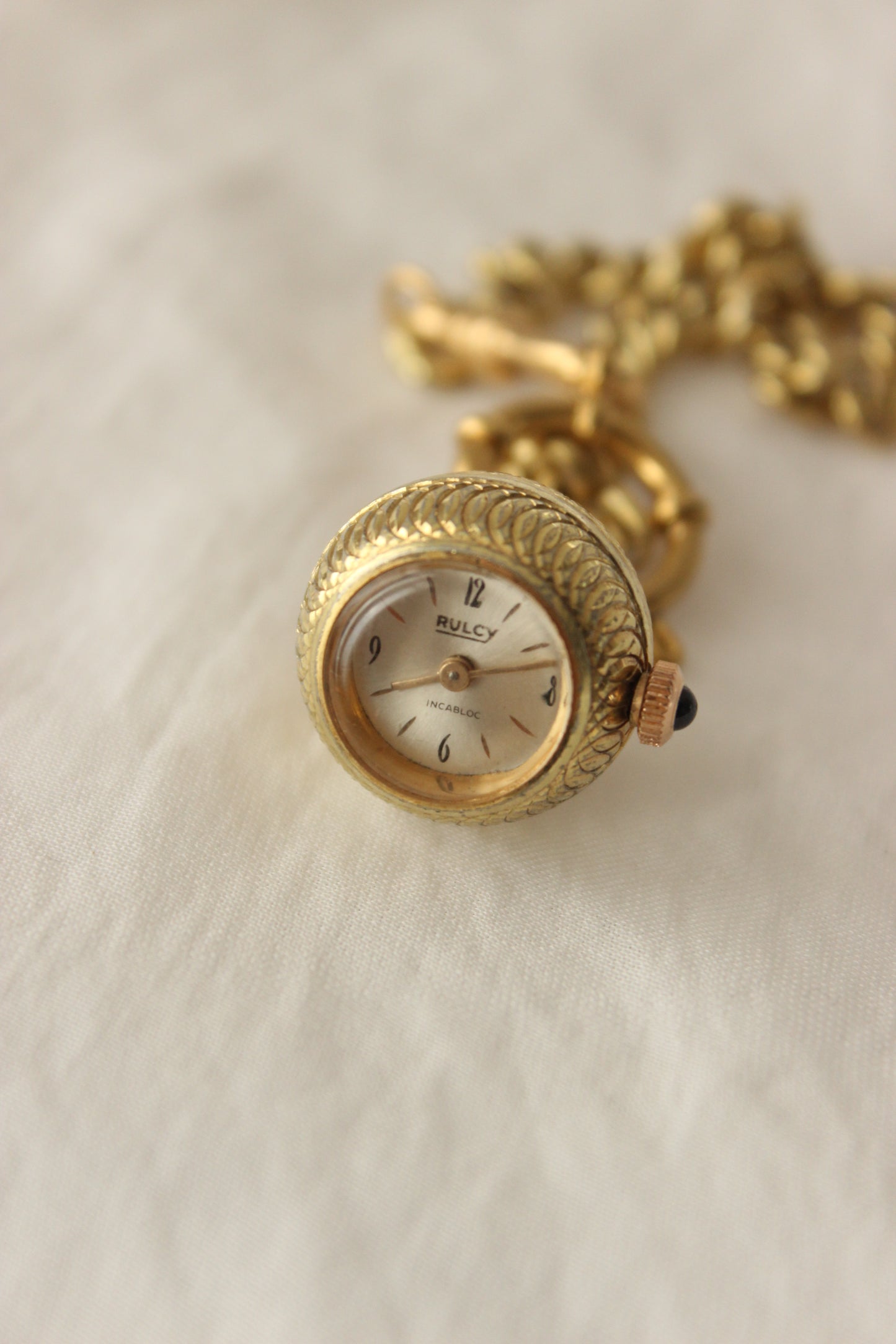 Rulcy Vintage Ball Pendant Watch – Hand-Engraved with Blue Stone Crown