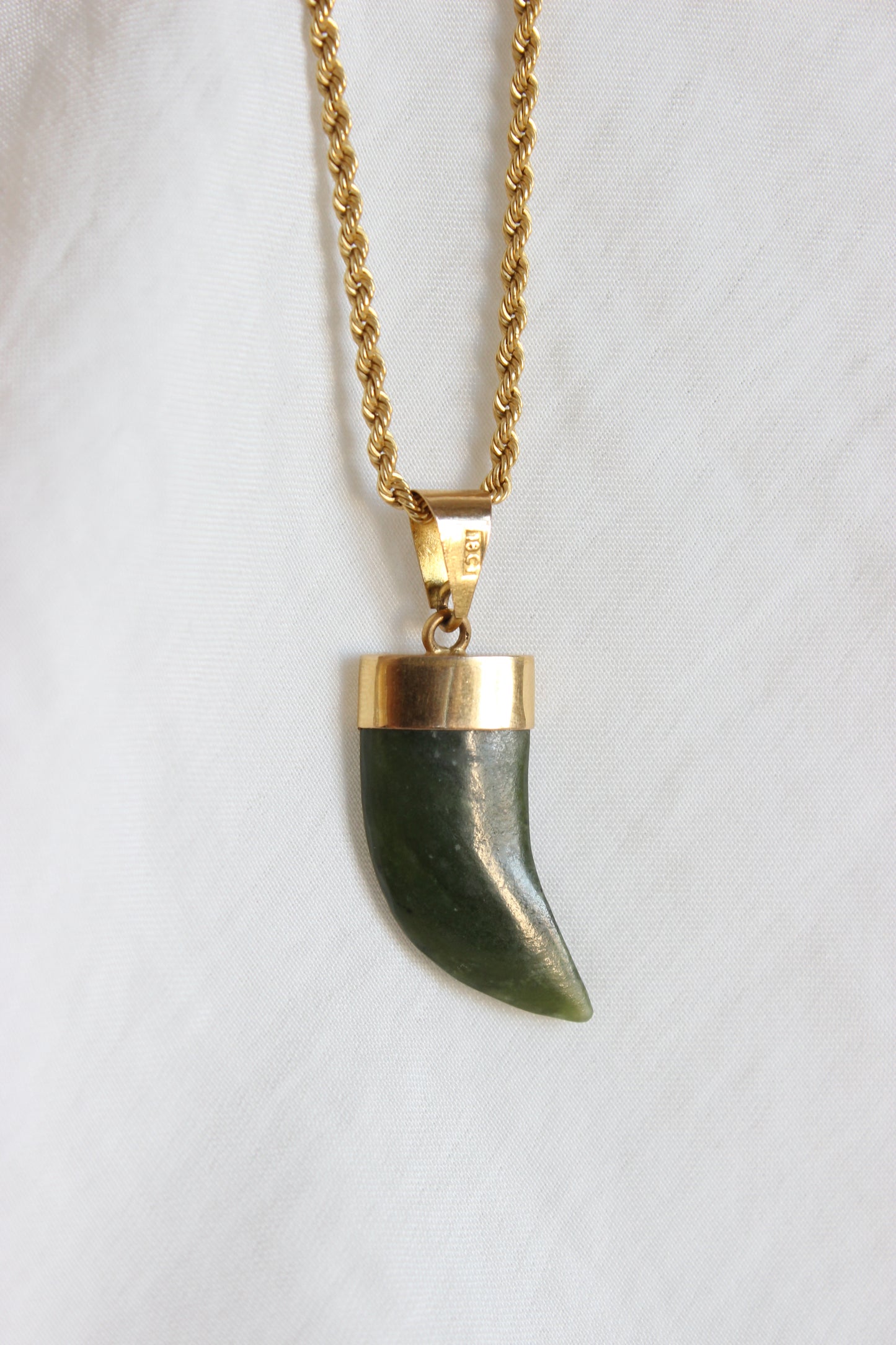 Vintage 18K Gold & Jade Horn Pendant – 1970s Statement Piece