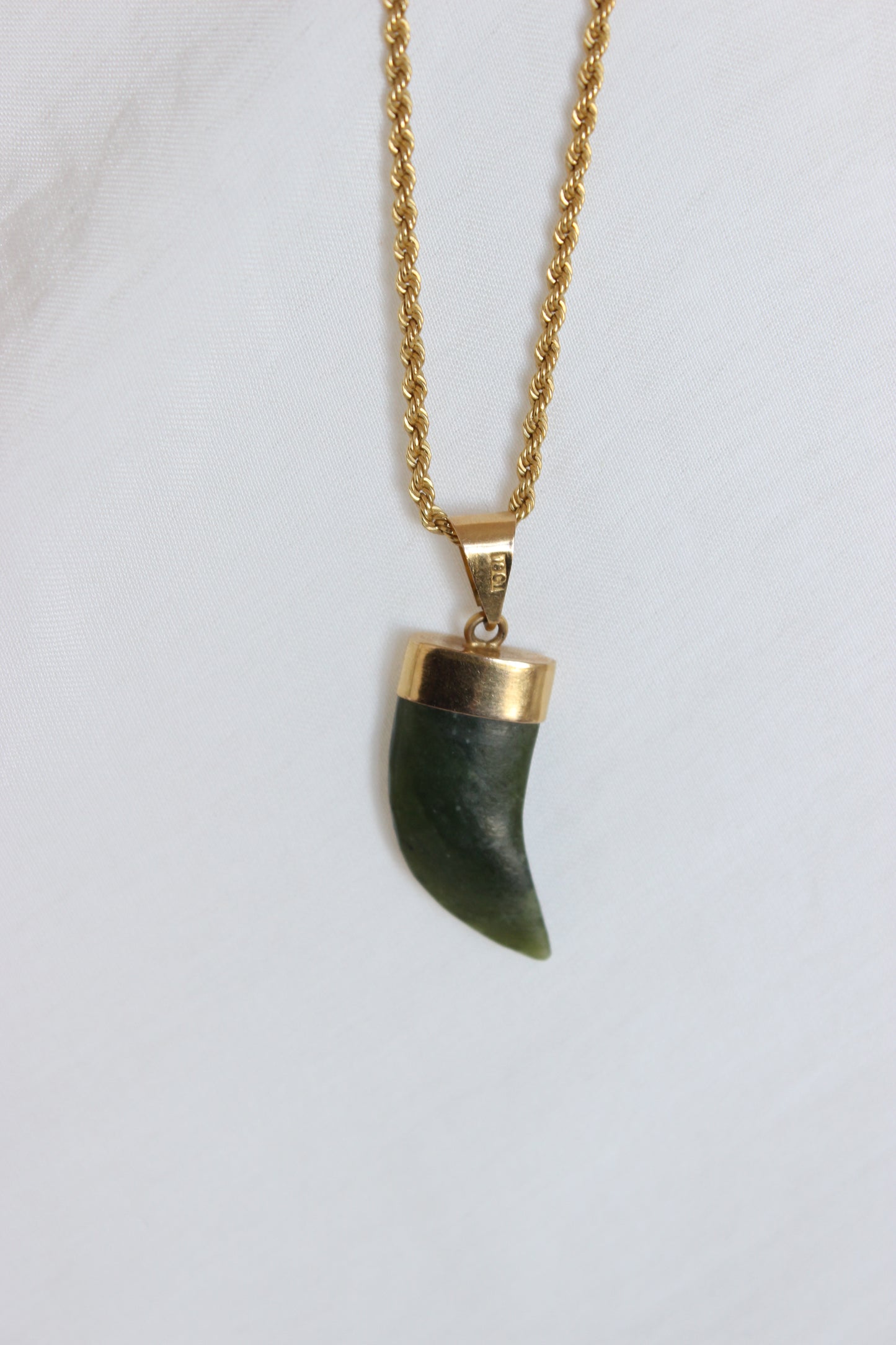 Vintage 18K Gold & Jade Horn Pendant – 1970s Statement Piece