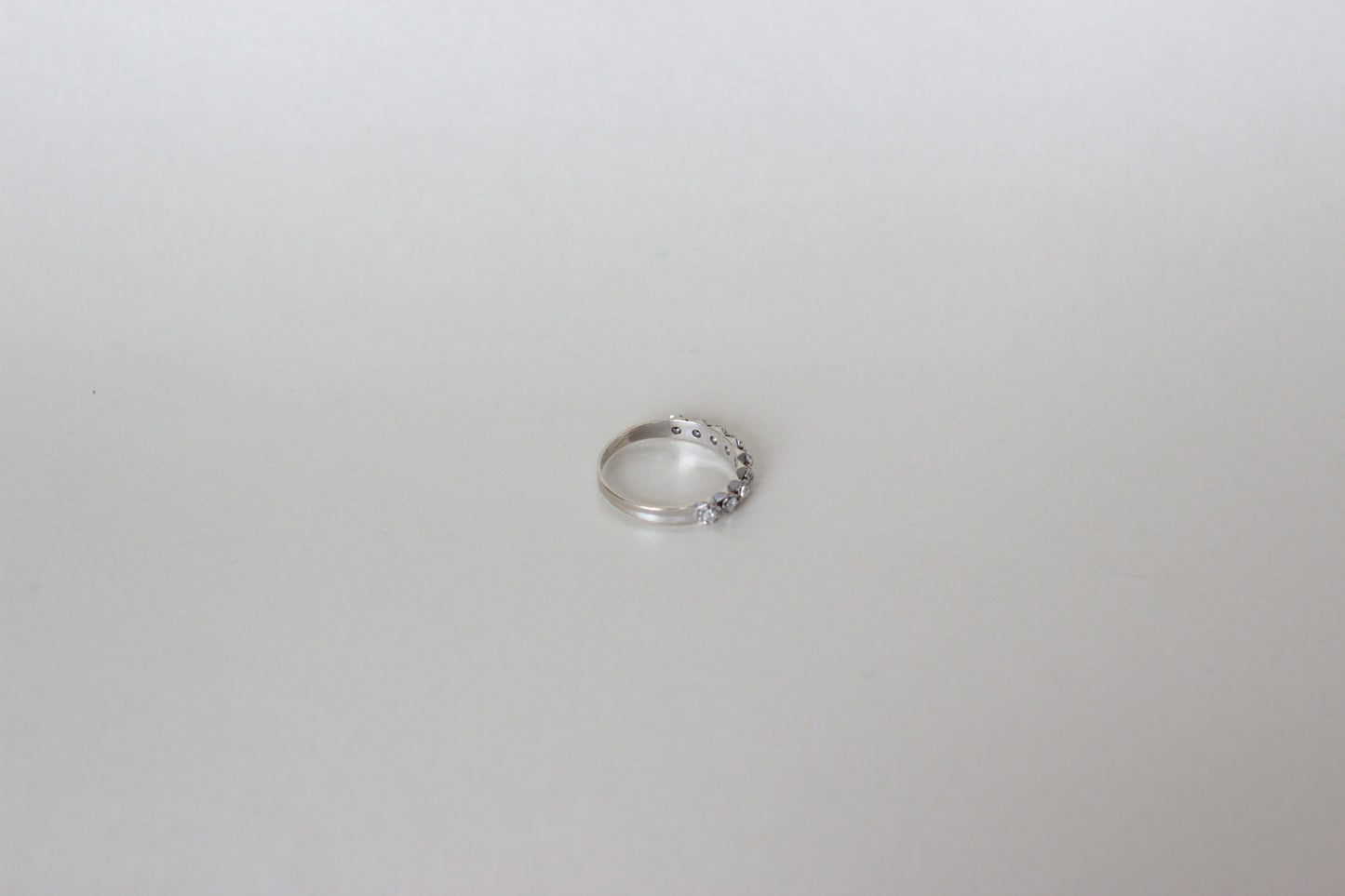 Vintage Half-Eternity Ring – White Gold & Platinum 18K – Brilliant-Cut Diamonds in Hand-Carved Floral Settings