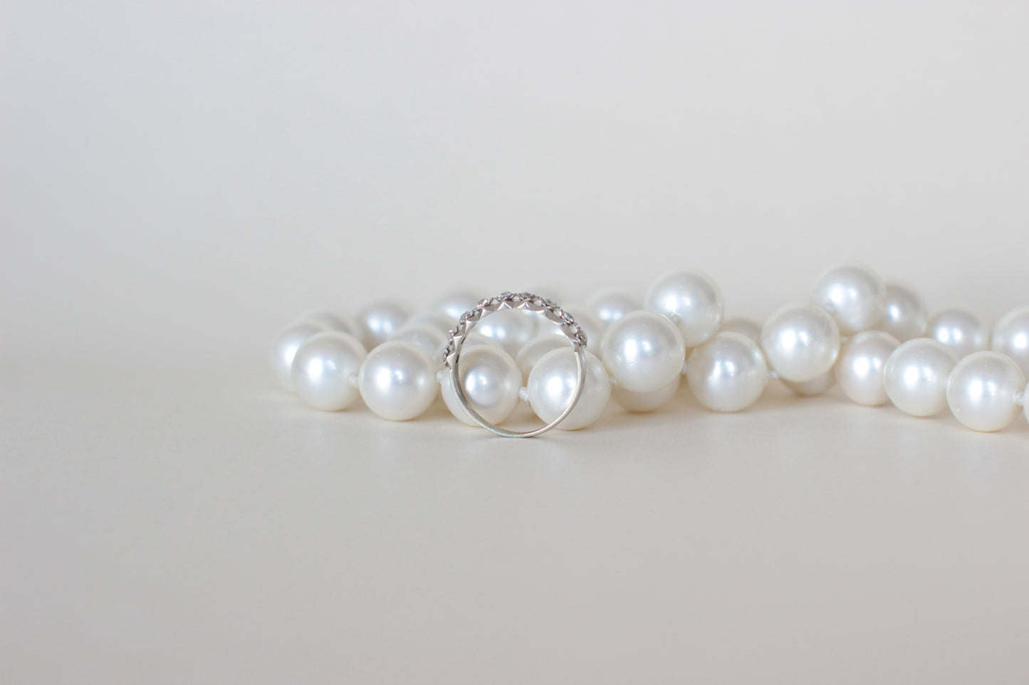 Vintage Half-Eternity Ring – White Gold & Platinum 18K – Brilliant-Cut Diamonds in Hand-Carved Floral Settings