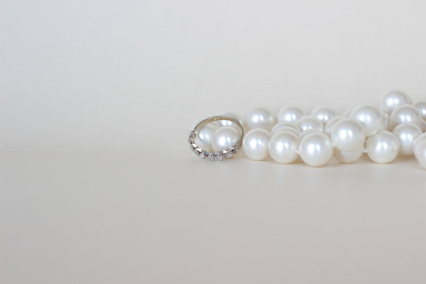 Vintage Half-Eternity Ring – White Gold & Platinum 18K – Brilliant-Cut Diamonds in Hand-Carved Floral Settings