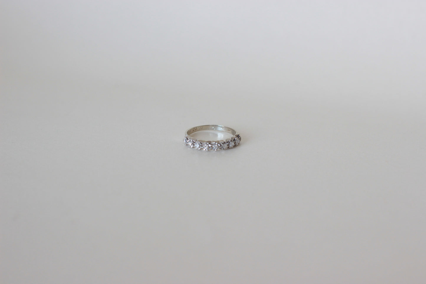 Vintage Half-Eternity Ring – White Gold & Platinum 18K – Brilliant-Cut Diamonds in Hand-Carved Floral Settings