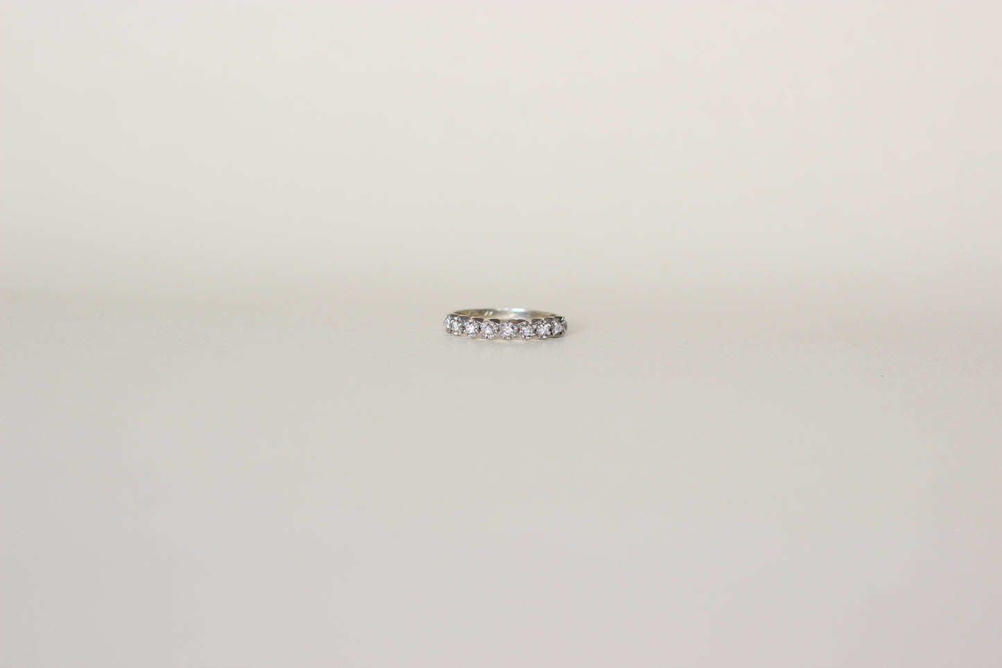 Vintage Half-Eternity Ring – White Gold & Platinum 18K – Brilliant-Cut Diamonds in Hand-Carved Floral Settings