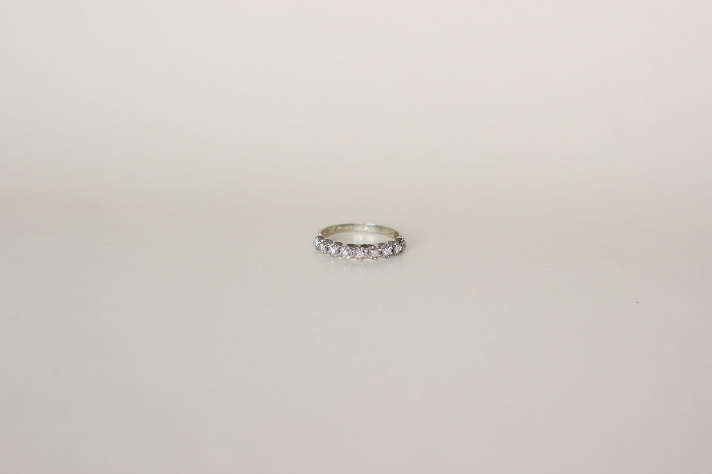 Vintage Half-Eternity Ring – White Gold & Platinum 18K – Brilliant-Cut Diamonds in Hand-Carved Floral Settings