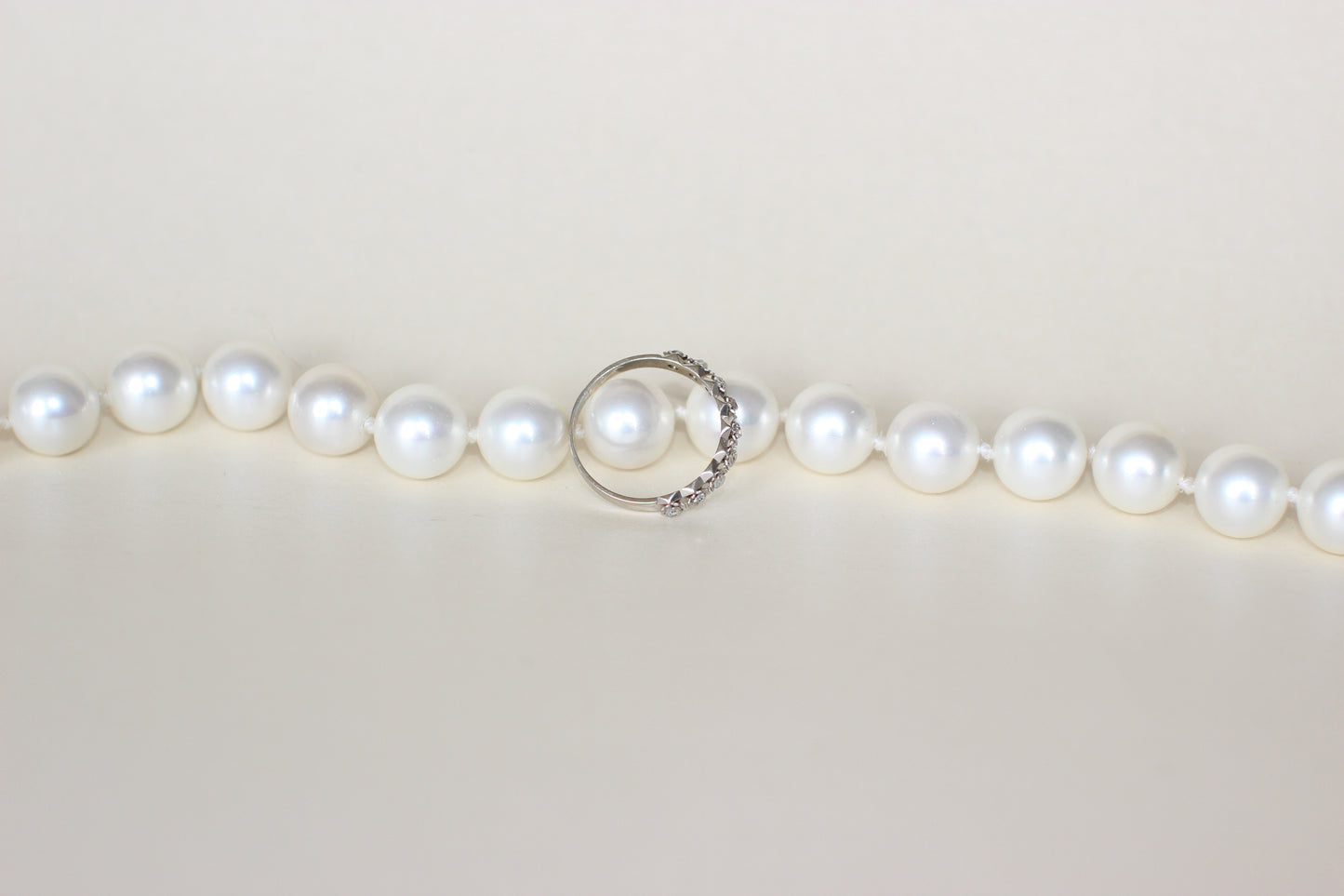 Vintage Half-Eternity Ring – White Gold & Platinum 18K – Brilliant-Cut Diamonds in Hand-Carved Floral Settings