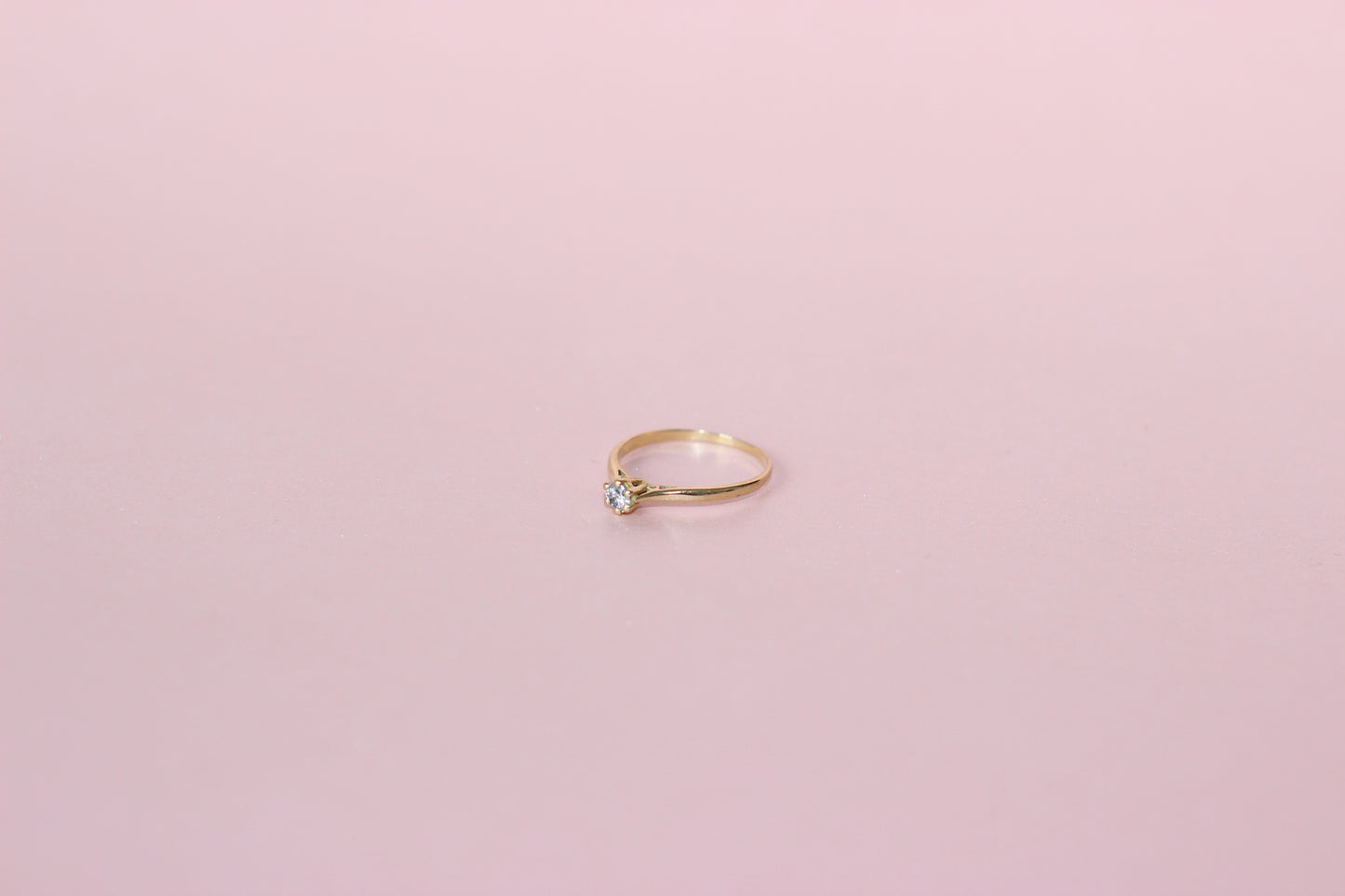 Vintage 1960s Solitaire Ring in 18k Yellow Gold – Handmade Filigree Detail – Brilliant Cut Diamond ~0.20ct