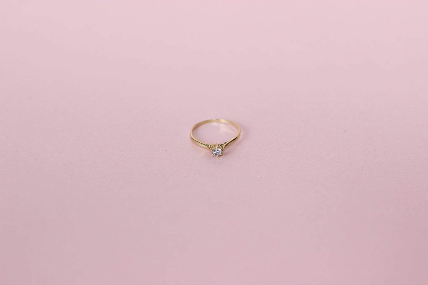 Vintage 1960s Solitaire Ring in 18k Yellow Gold – Handmade Filigree Detail – Brilliant Cut Diamond ~0.20ct
