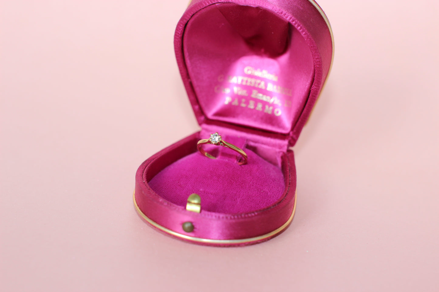 Vintage 1960s Solitaire Ring in 18k Yellow Gold – Handmade Filigree Detail – Brilliant Cut Diamond ~0.20ct