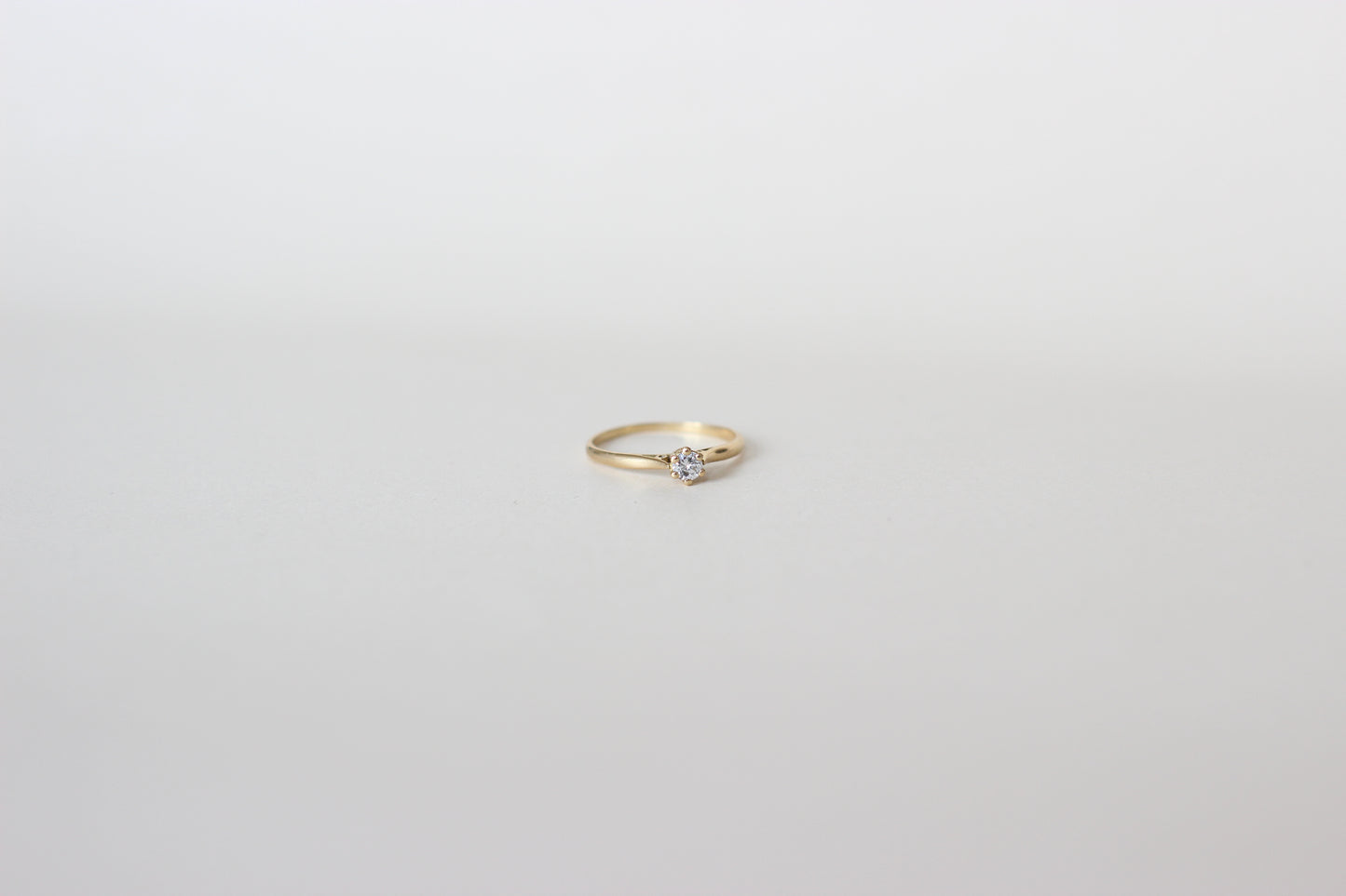 Vintage 1960s Solitaire Ring in 18k Yellow Gold – Handmade Filigree Detail – Brilliant Cut Diamond ~0.20ct