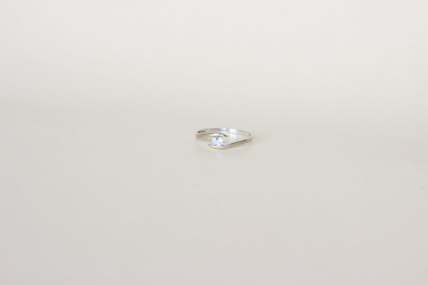 1980s Light Blue Topaz “Eye” Ring in 9k White Gold