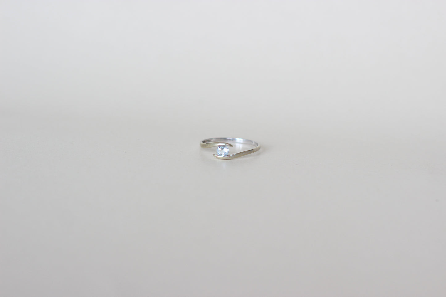 1980s Light Blue Topaz “Eye” Ring in 9k White Gold