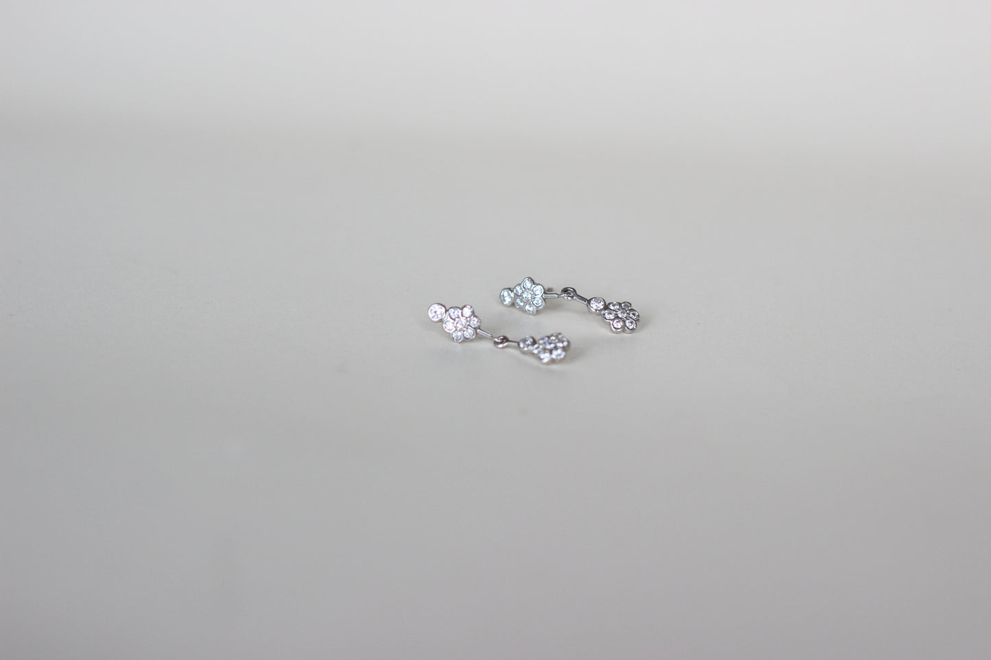 18K White Gold Articulated Floral Earrings – Natural Cubic Zirconia – 1990s