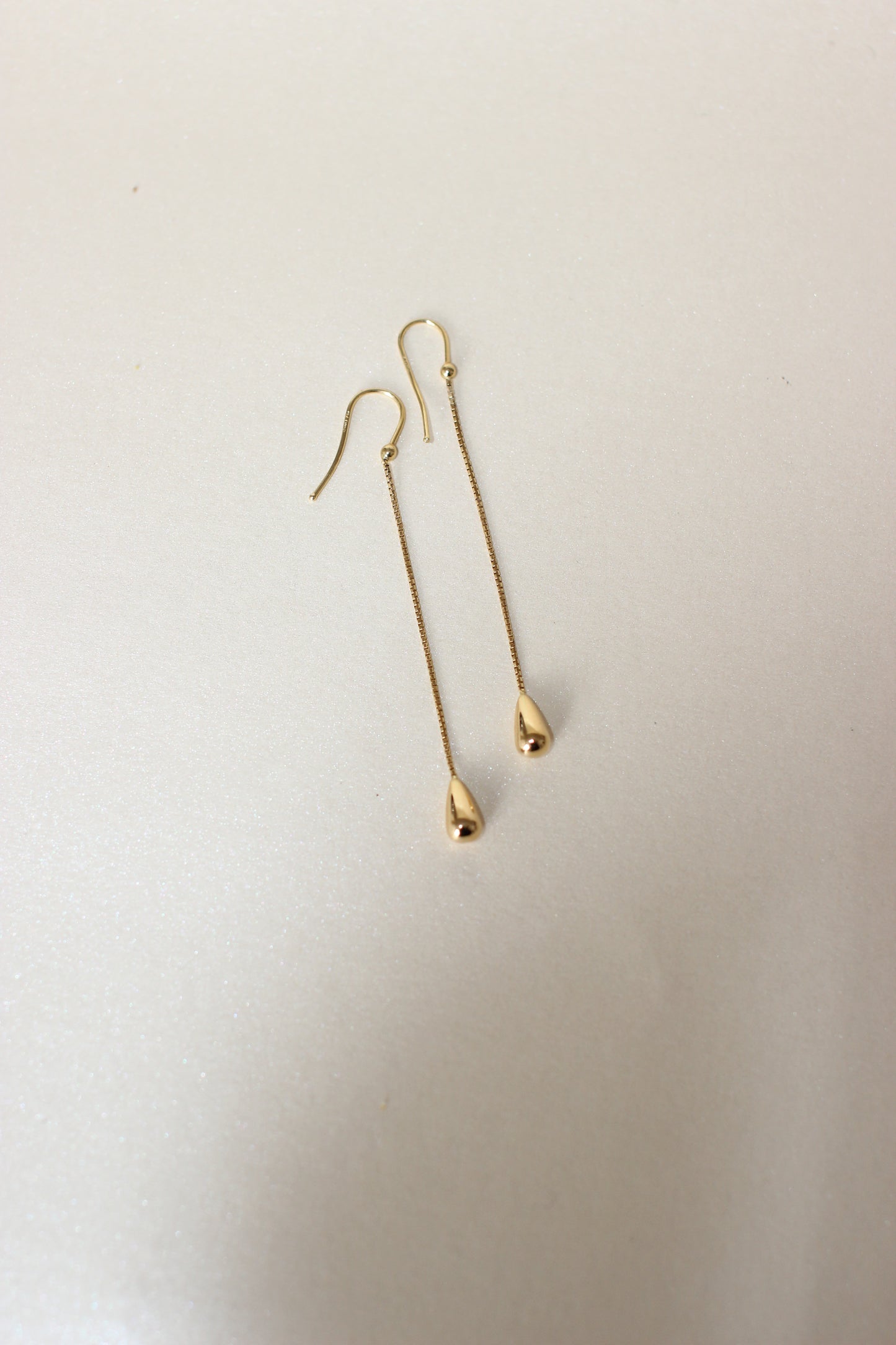 18K Solid Yellow Gold Drop Earrings – Sculptural Water Droplets on Chain – 1990s