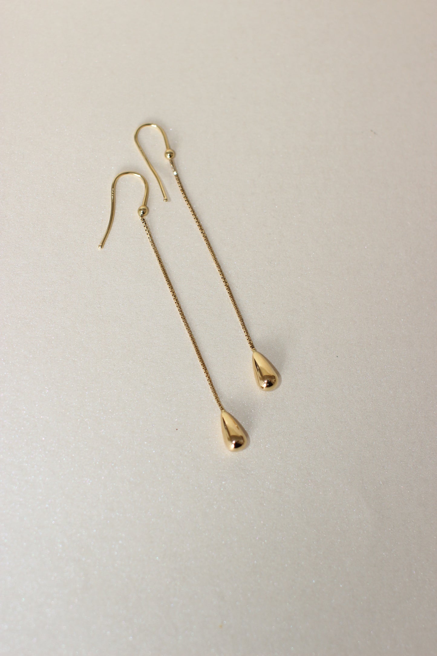 18K Solid Yellow Gold Drop Earrings – Sculptural Water Droplets on Chain – 1990s