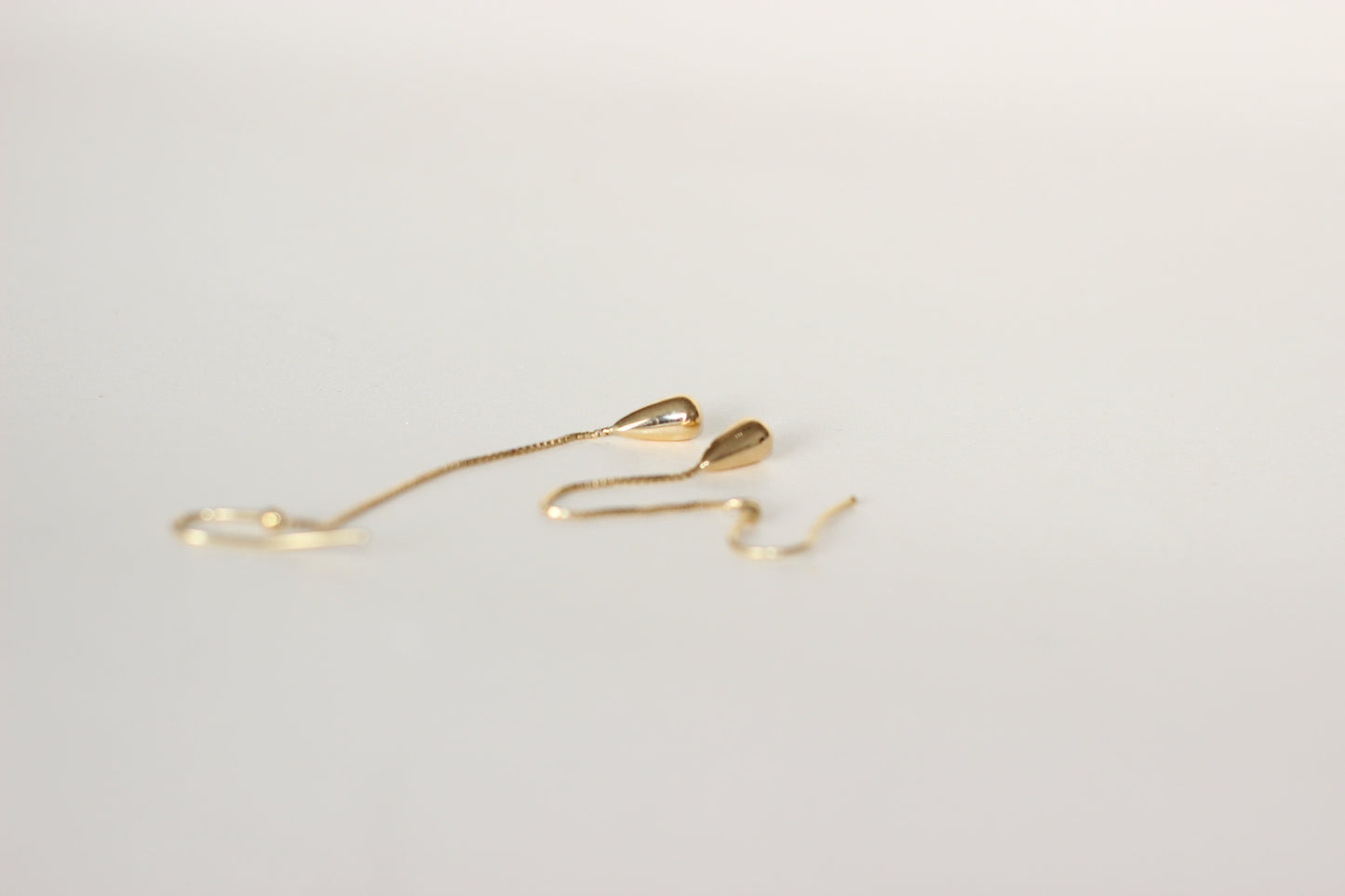 18K Solid Yellow Gold Drop Earrings – Sculptural Water Droplets on Chain – 1990s