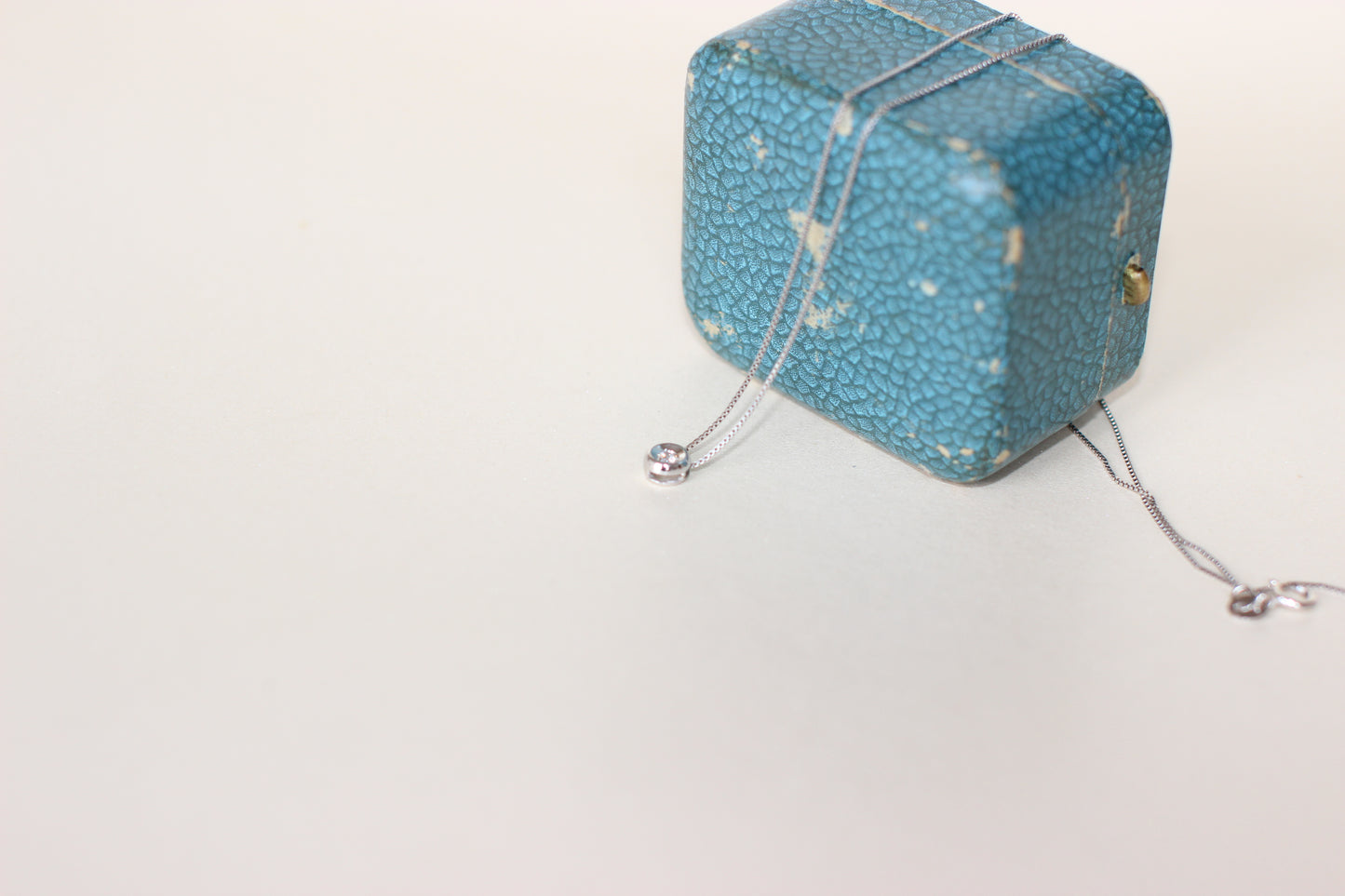 18K White Gold Solitaire Diamond Necklace – Serpent Chain