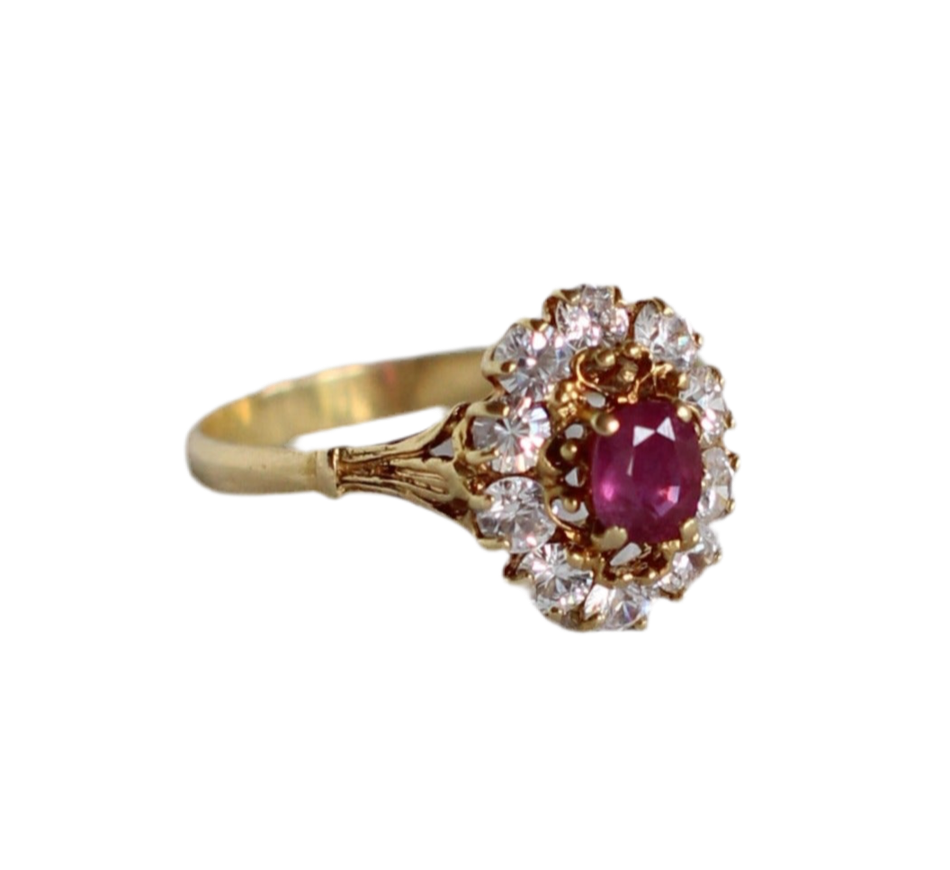 Bague "Entourage" en or 18 carats, rubis cerise et zircons cubiques