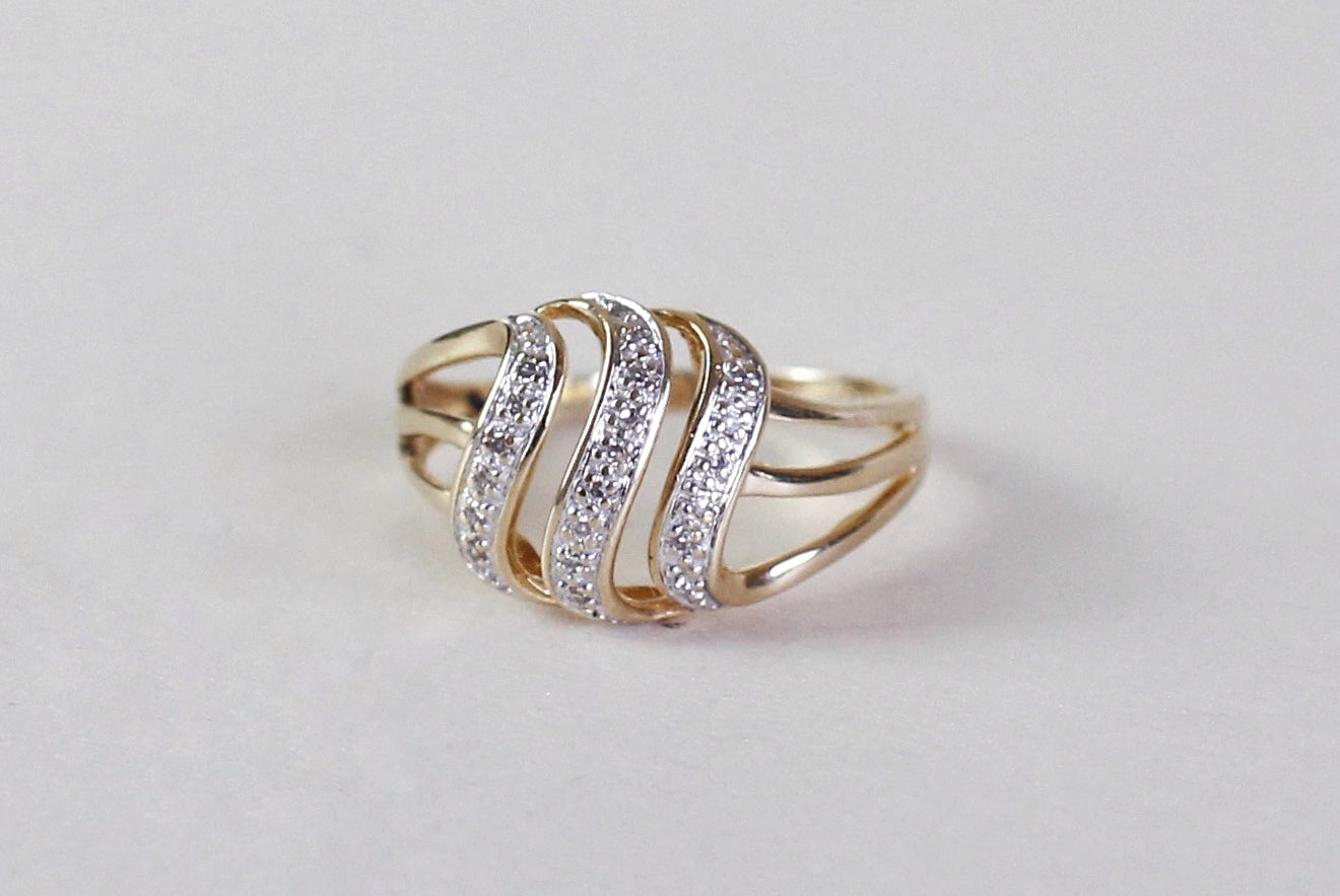 Wavy & Sparkling Gold & Diamonds ring