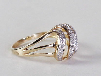 Wavy & Sparkling Gold & Diamonds ring