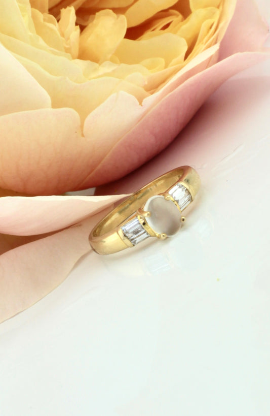 Massive 18 carats gold ring with Moonstone & Baguette Diamonds