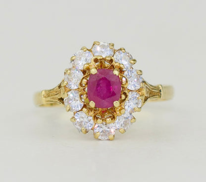 Bague "Entourage" en or 18 carats, rubis cerise et zircons cubiques