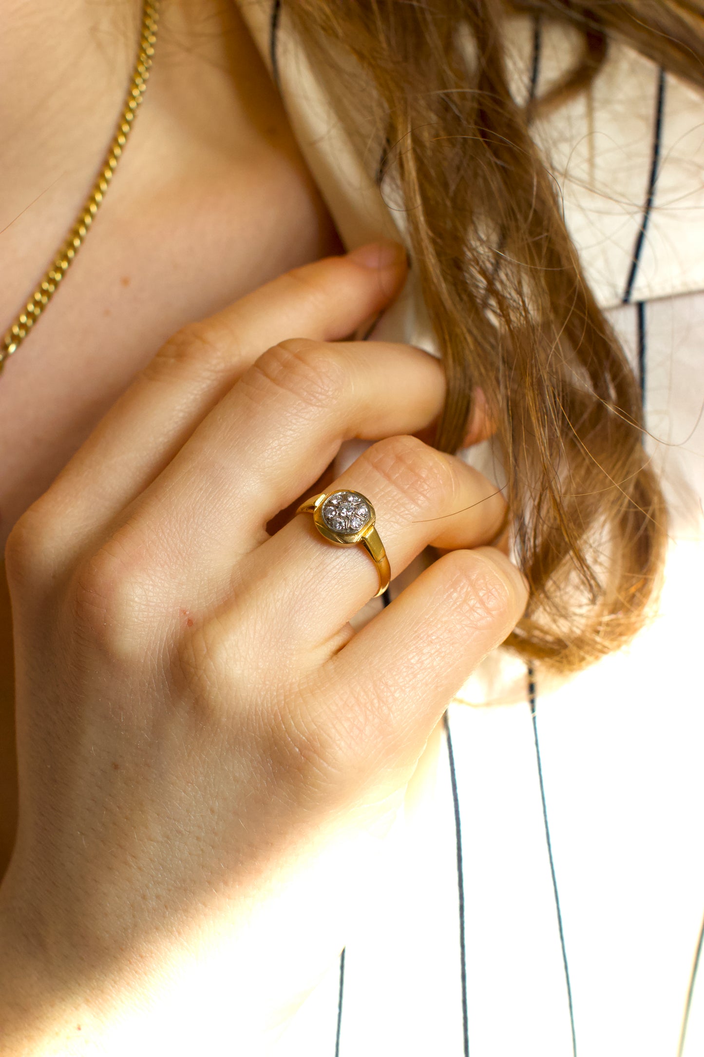 1945 Engraved 18k Gold and Diamonds Ring